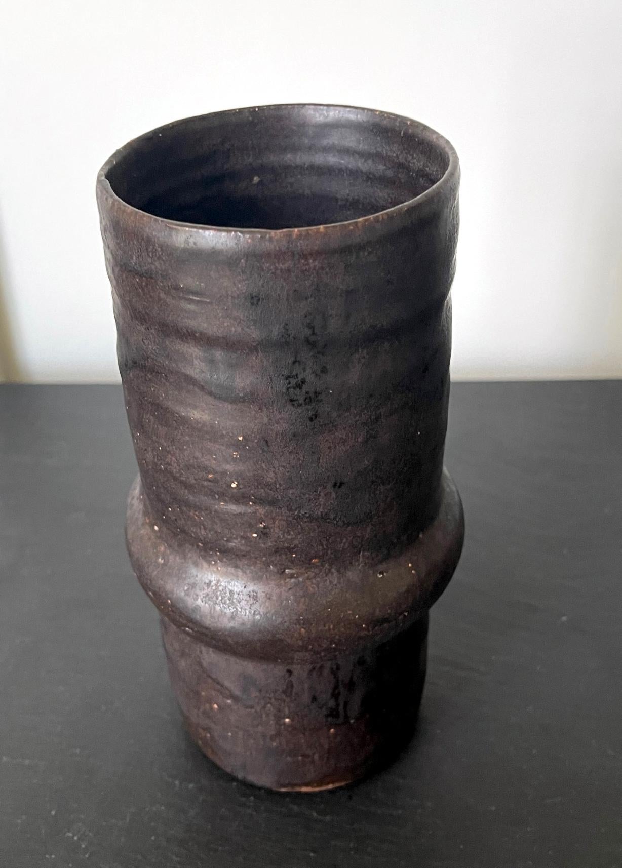 Vaso geometrico in ceramica con smalto metallico nero Beatrice Wood in vendita 1