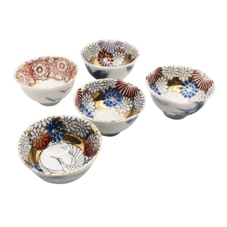 Japonais Ensemble de cinq tasses à sel ou bols à sel japonais en céramique dorée Sake, un jeu de cinq, Japon en vente