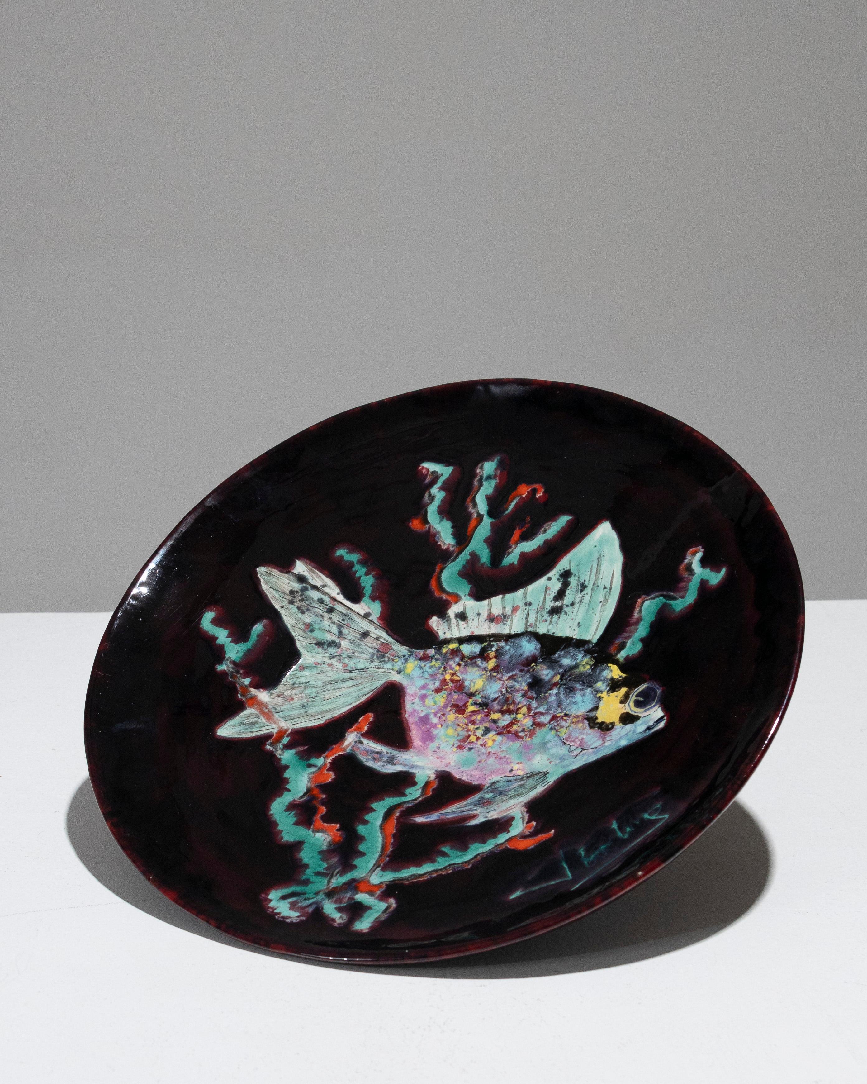 Bol circulaire en céramique présentant une décoration centrale d'un poisson au milieu d'algues, sur un fond violet profond. Signé sur le bord et sous la base. En parfait état.
DV1946