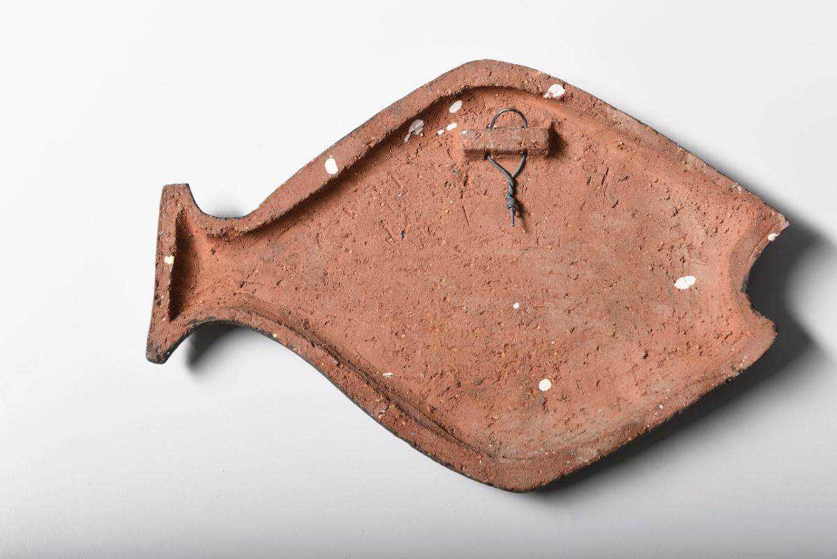 Metà XX secolo Scultura da parete in ceramica smaltata a forma di pesce di Perignem, Belgio in vendita