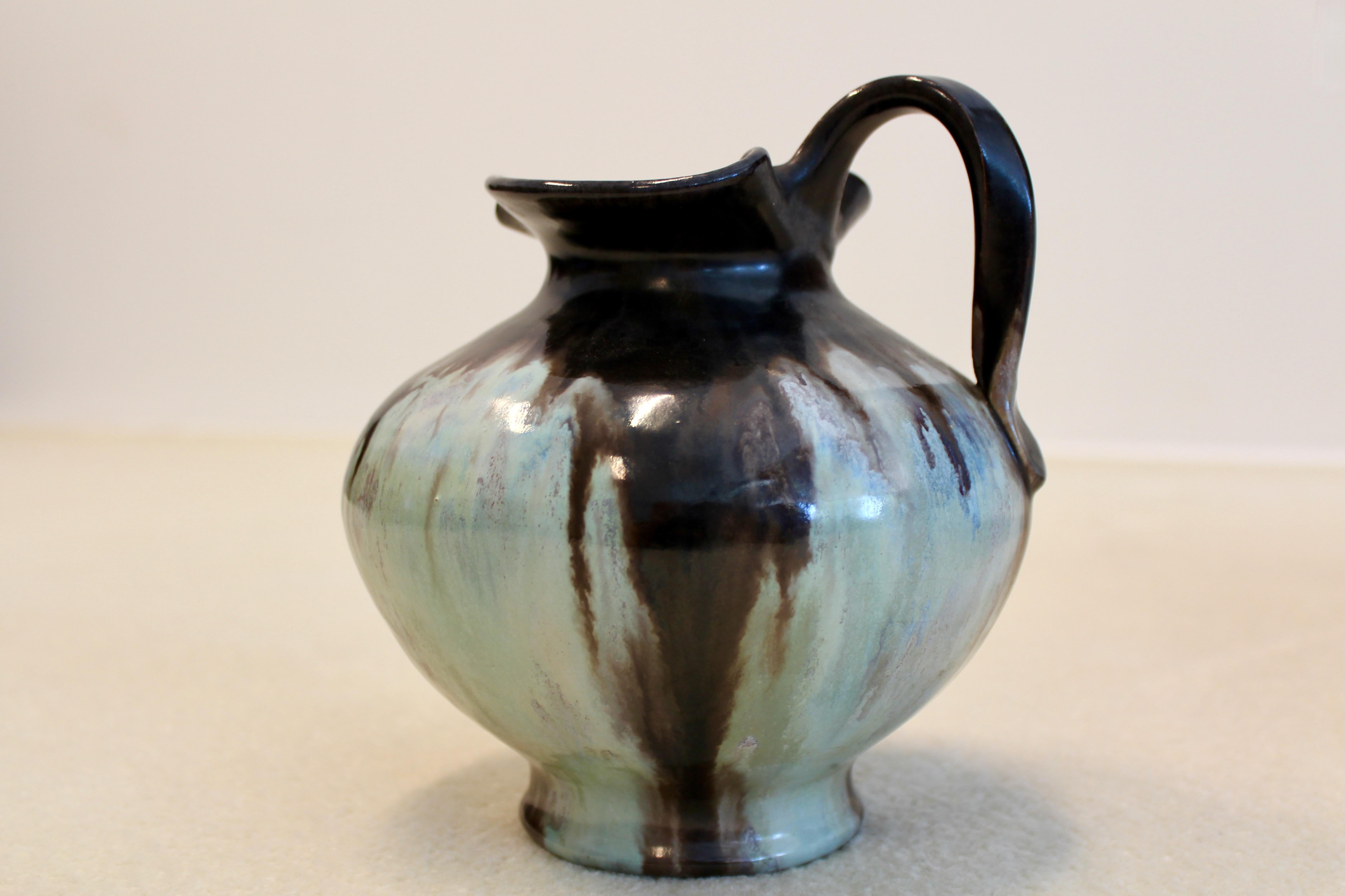 Very sophisticated ceramic jug designed and made by Klaas Mobach for ‘Mobach Utrecht’ in the 1940s with black and blue reduced fired glaze. Execution Mobach, Utrecht / the Netherlands ca.1940
The jug is signed on the bottom side: signature stamped