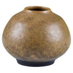 Keramikvase in Kugelform mit hellbrauner und brauner Glasur