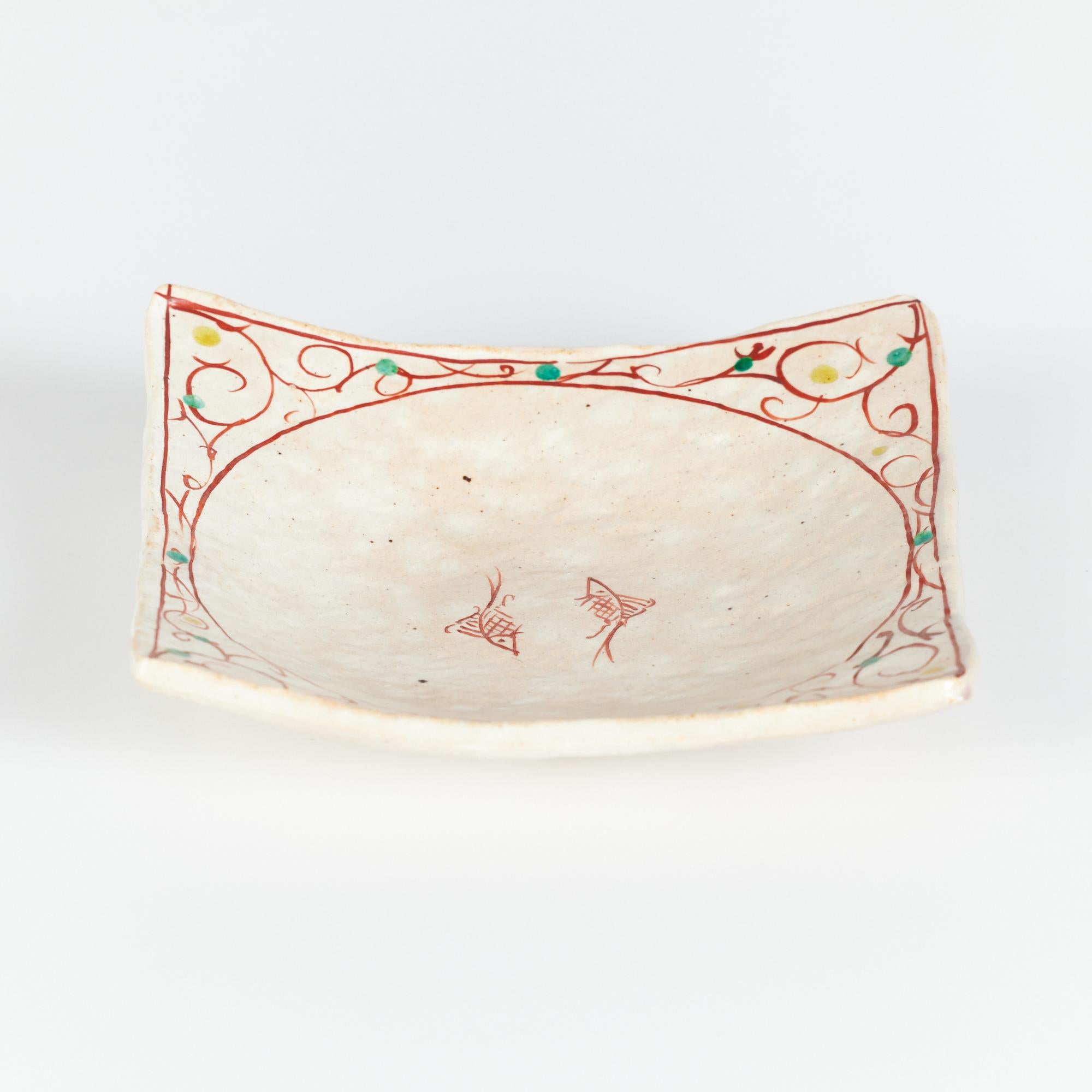 Vernissé Assiette carrée en céramique émaillée avec motifs peints à la main en vente