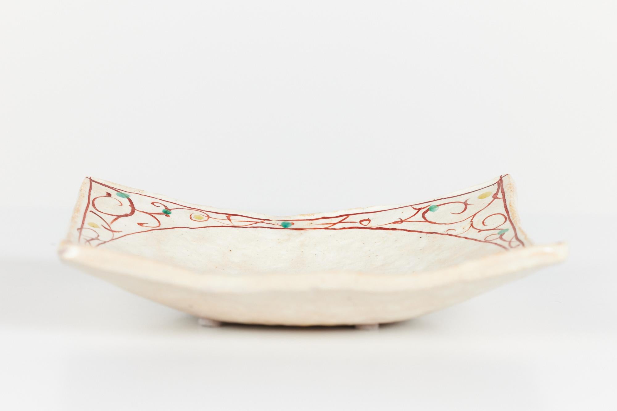 Keramik glasierter quadratischer Teller mit handbemaltem Design im Zustand „Hervorragend“ im Angebot in Los Angeles, CA
