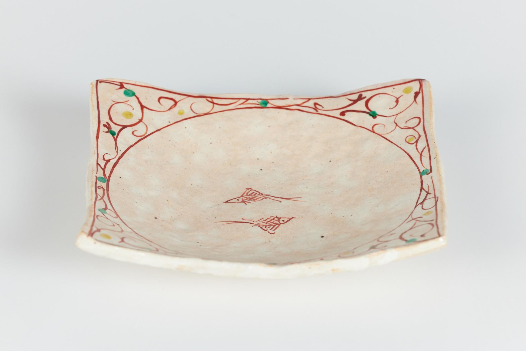 20ième siècle Assiette carrée en céramique émaillée avec motifs peints à la main en vente