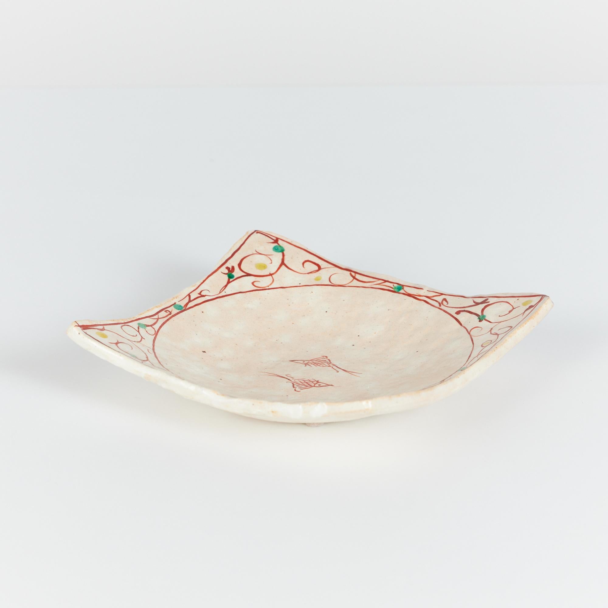 Céramique Assiette carrée en céramique émaillée avec motifs peints à la main en vente