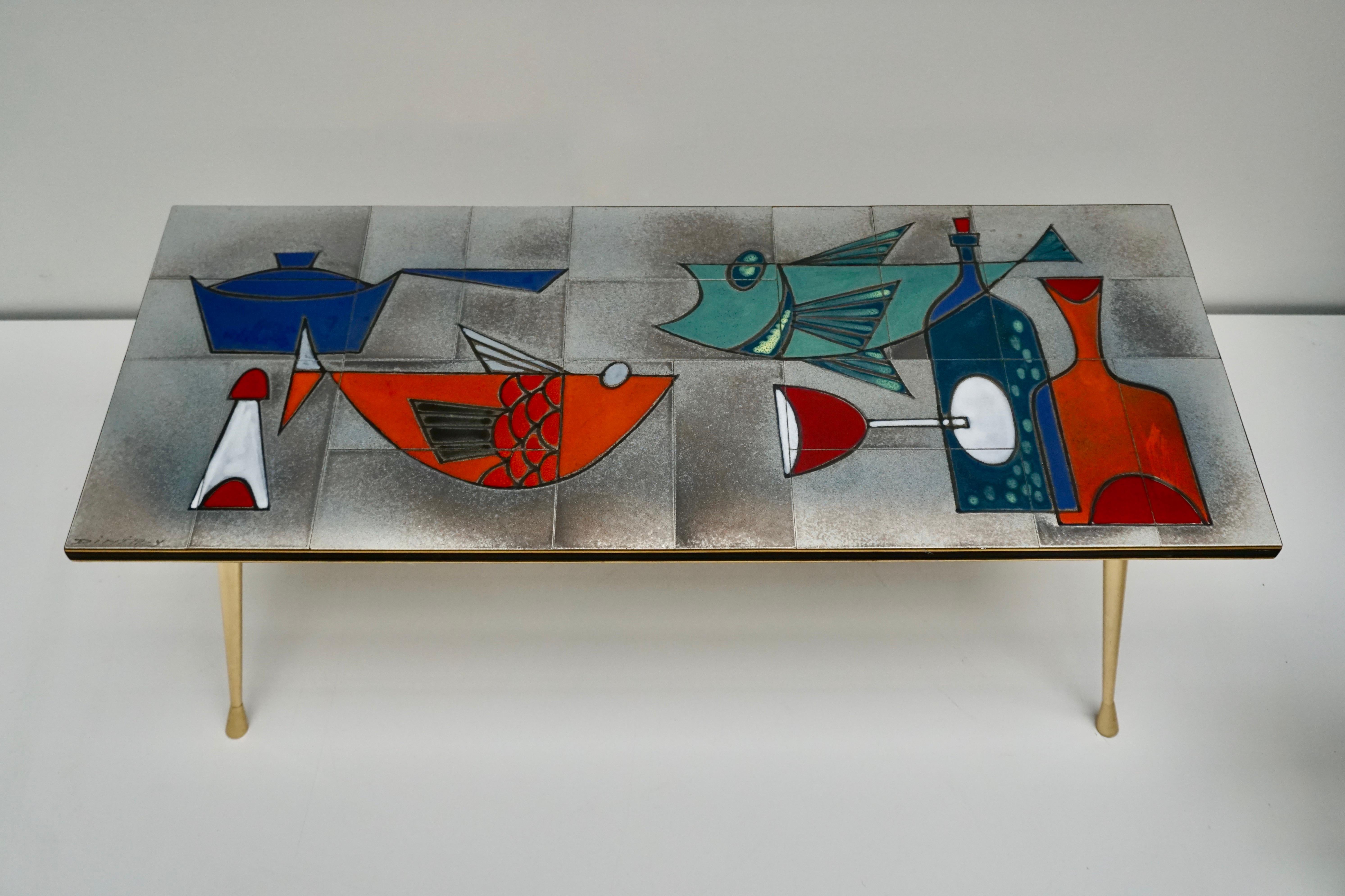 Mid-Century Modern Table basse en céramique émaillée décorée de poissons et de bouteilles en vente