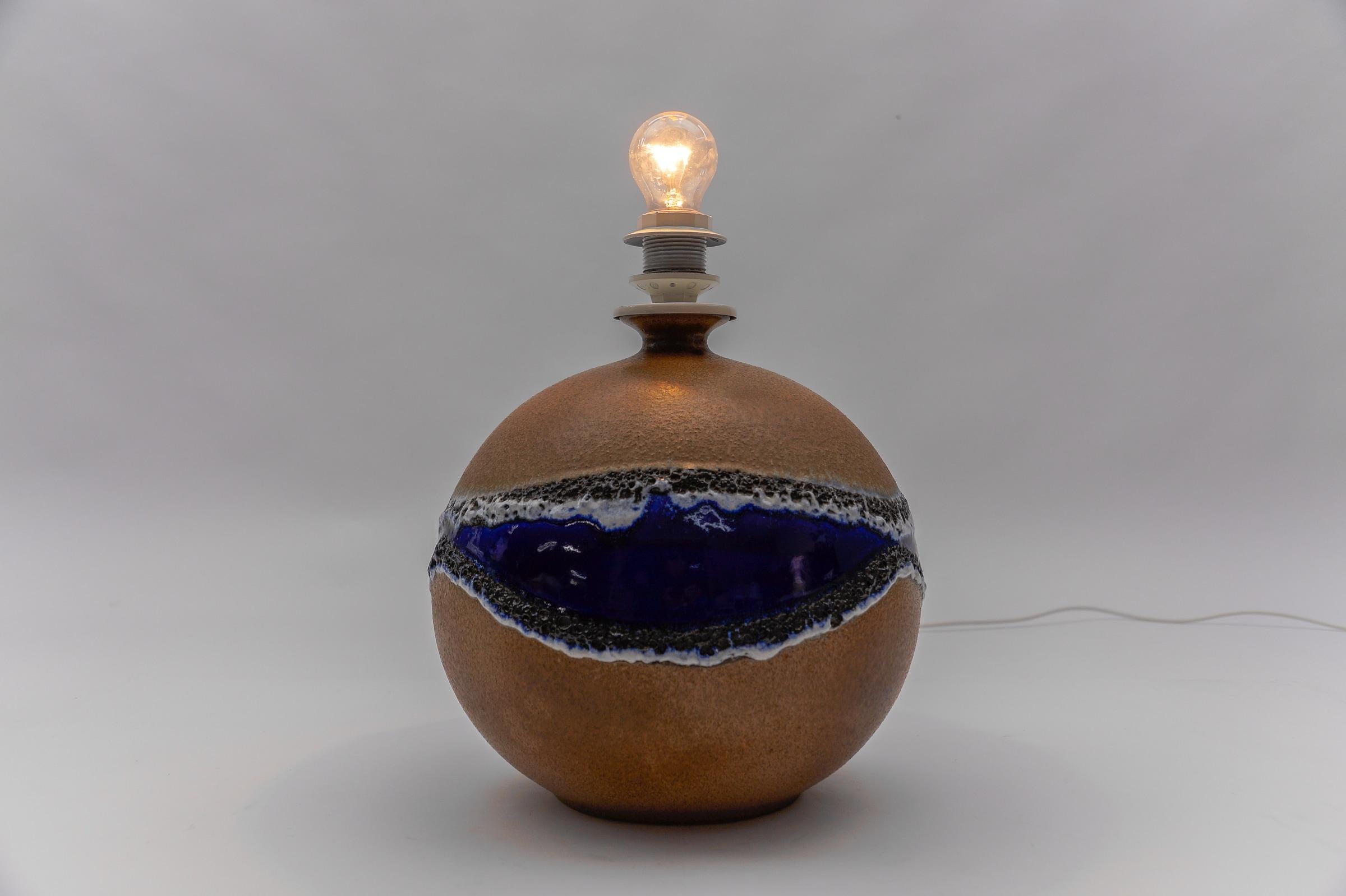 Keramischer Globus Mid Century Modern Tischlampenfuß aus Keramik von LEOLA, 1960er Jahre im Zustand „Gut“ im Angebot in Nürnberg, Bayern