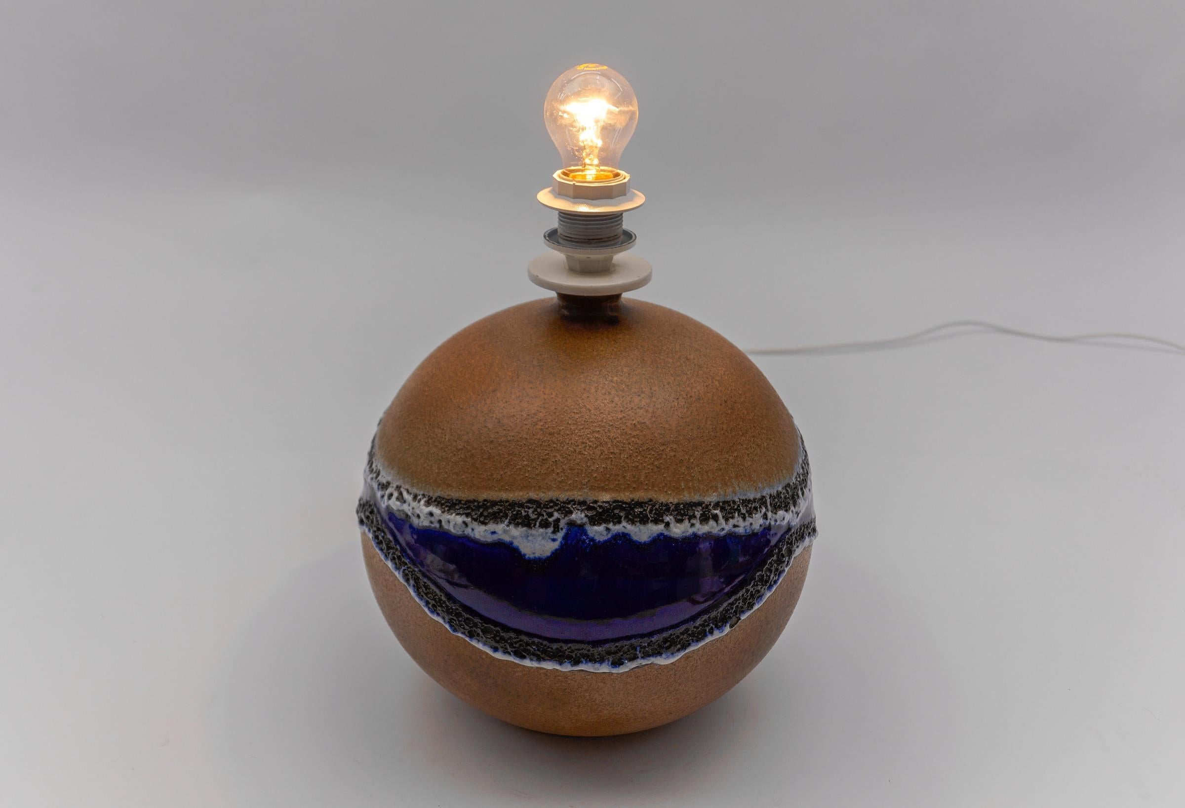 Keramischer Globus Mid Century Modern Tischlampenfuß aus Keramik von LEOLA, 1960er Jahre im Angebot 1