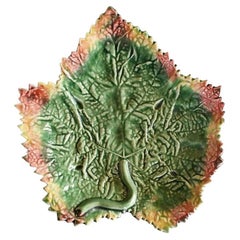 Assiette  feuilles de majolique verte et rouge Bordallo Pinheiro en cramique 