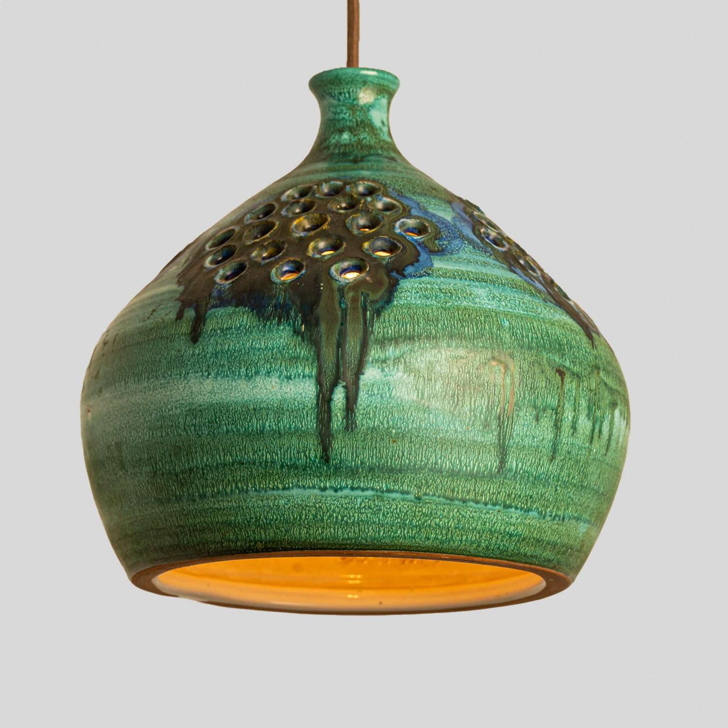 Suspension élégante en céramique fabriquée au Danemark. La lampe est faite de céramique verte, brune et bleue et est percée de trous, ce qui lui confère une belle luminosité.

Une pièce unique dans la pièce.

Nettoyé, bien câblé, en parfait état de