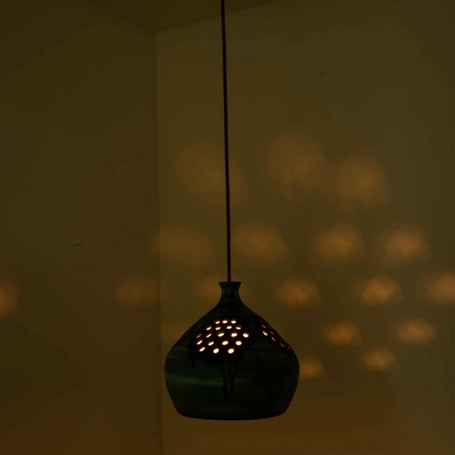 Milieu du XXe siècle Pendentif en céramique vert bleu marron, Danemark années 1960 en vente