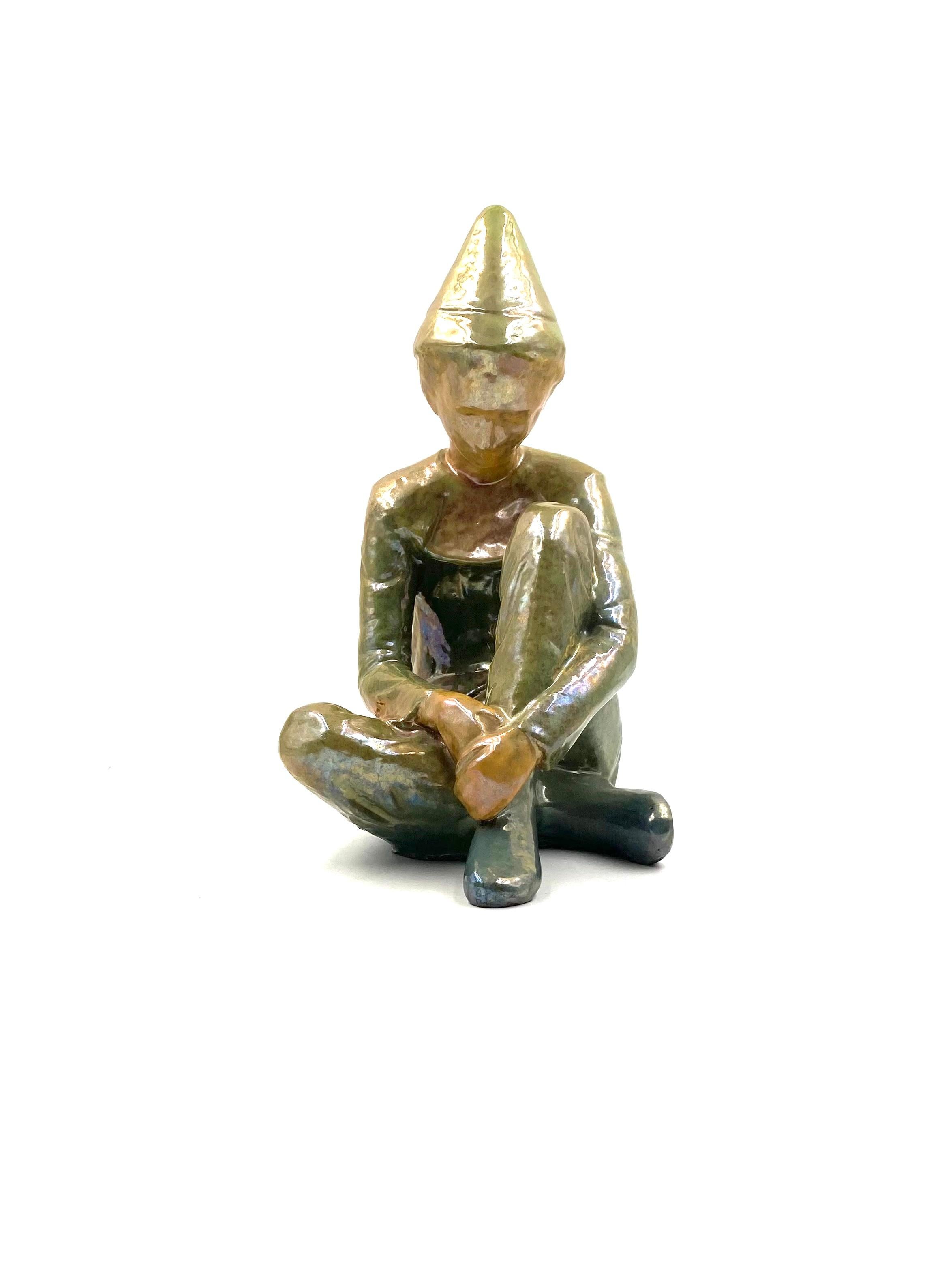 Figurine verte en céramique représentant un garçon assis, Giordano Tronconi, Faenza Italie, années 1950 en vente 3