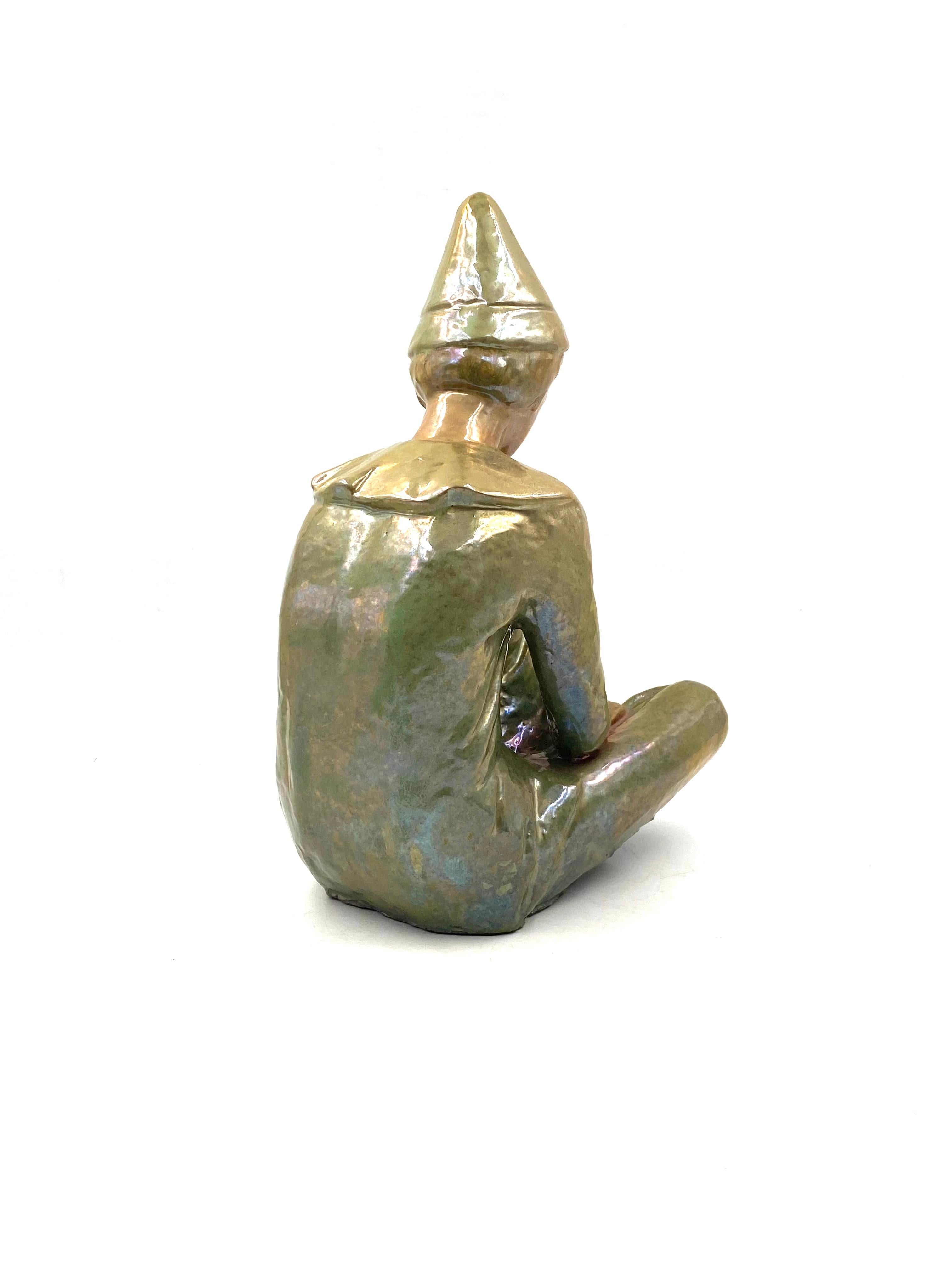 Figurine verte en céramique représentant un garçon assis, Giordano Tronconi, Faenza Italie, années 1950 en vente 10