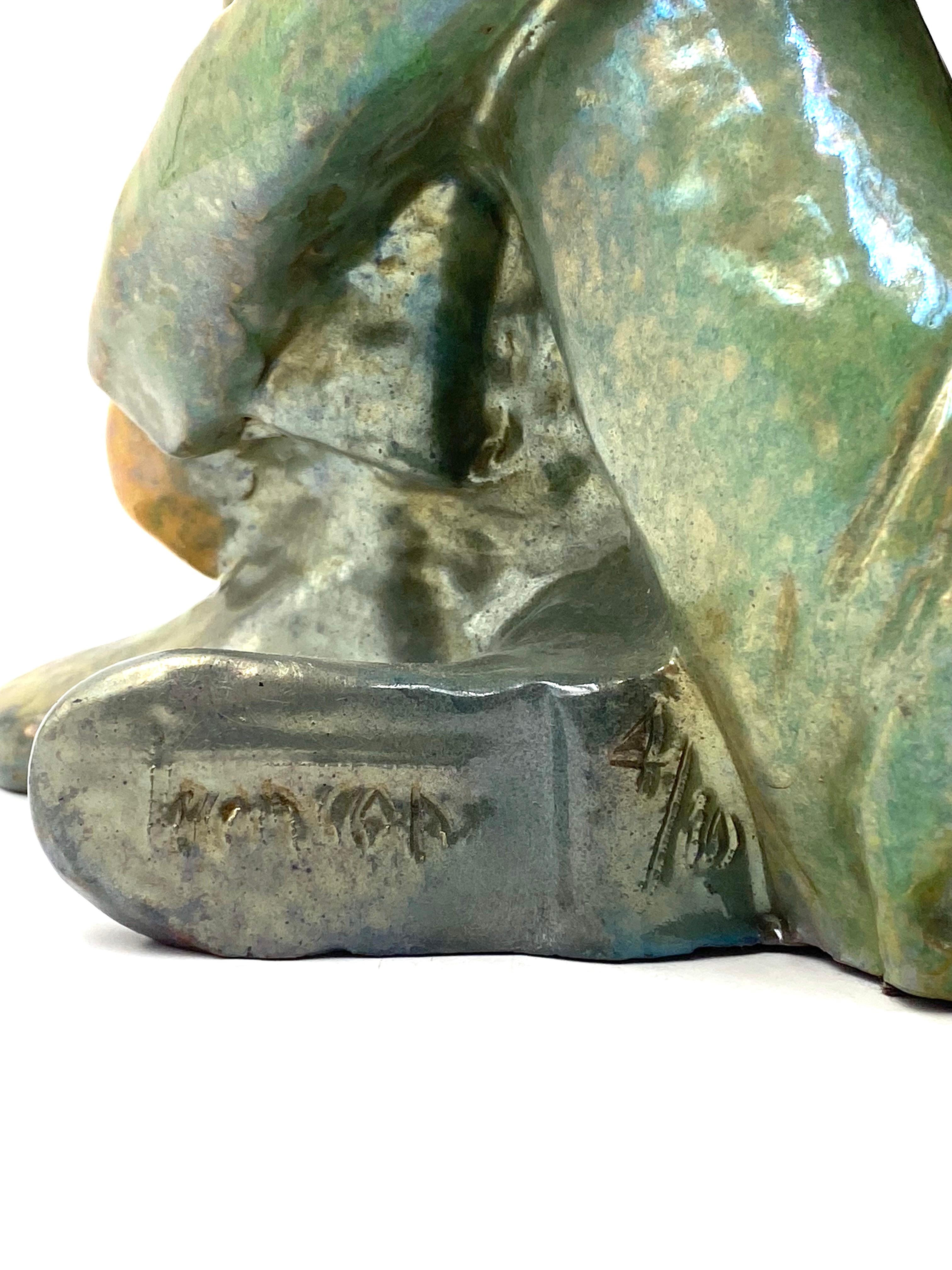 Figurine verte en céramique représentant un garçon assis, Giordano Tronconi, Faenza Italie, années 1950 en vente 12