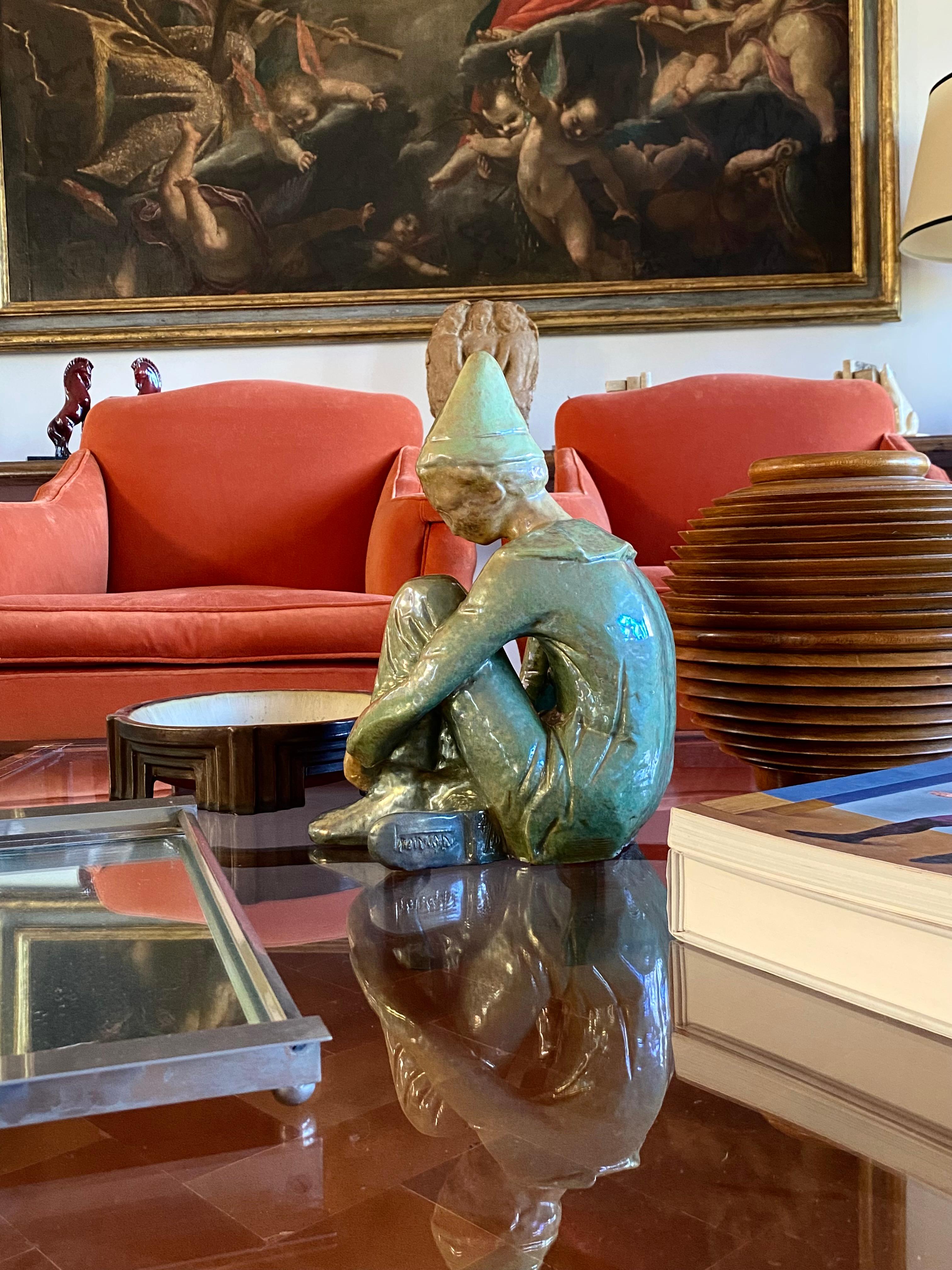 Mid-Century Modern Figurine verte en céramique représentant un garçon assis, Giordano Tronconi, Faenza Italie, années 1950 en vente
