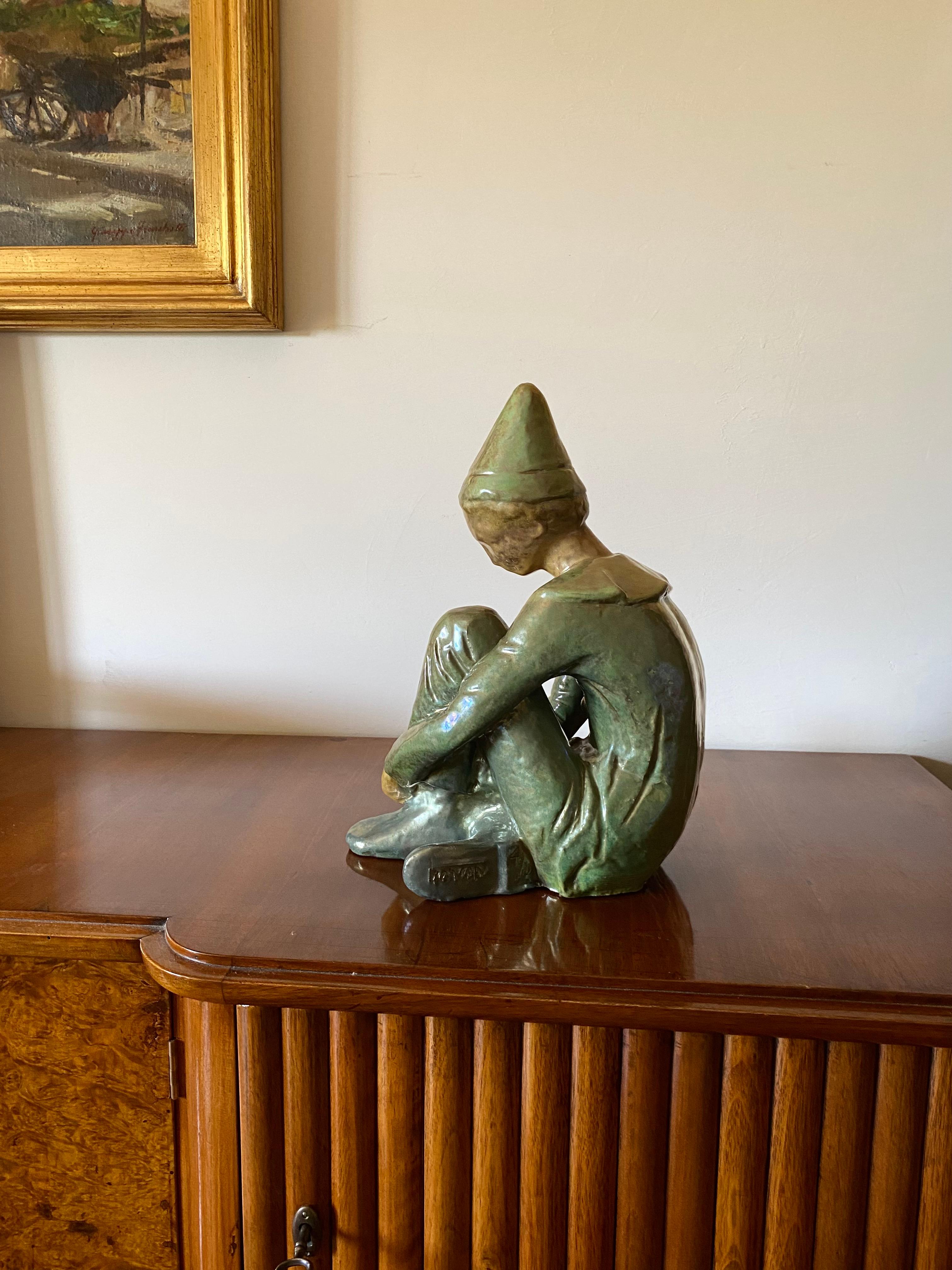 Italian Figurine verte en céramique représentant un garçon assis, Giordano Tronconi, Faenza Italie, années 1950 en vente