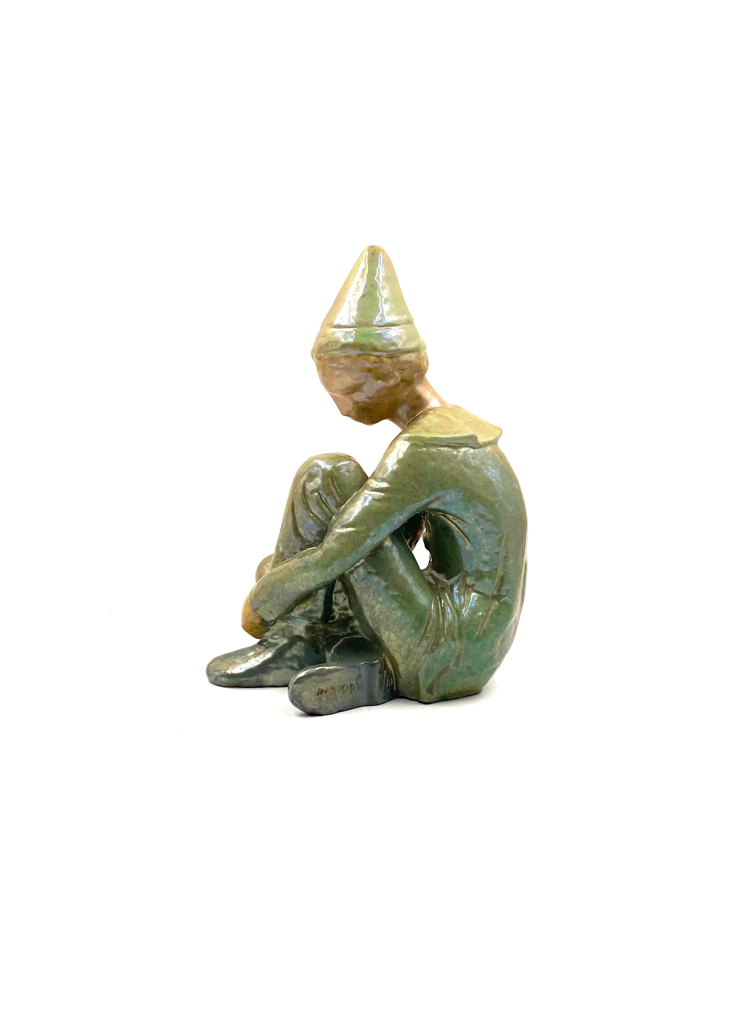 Ceramic green figure of Sitting boy, Giordano Tronconi, Faenza Italy, 1950s In Excellent Condition For Sale In Firenze, IT