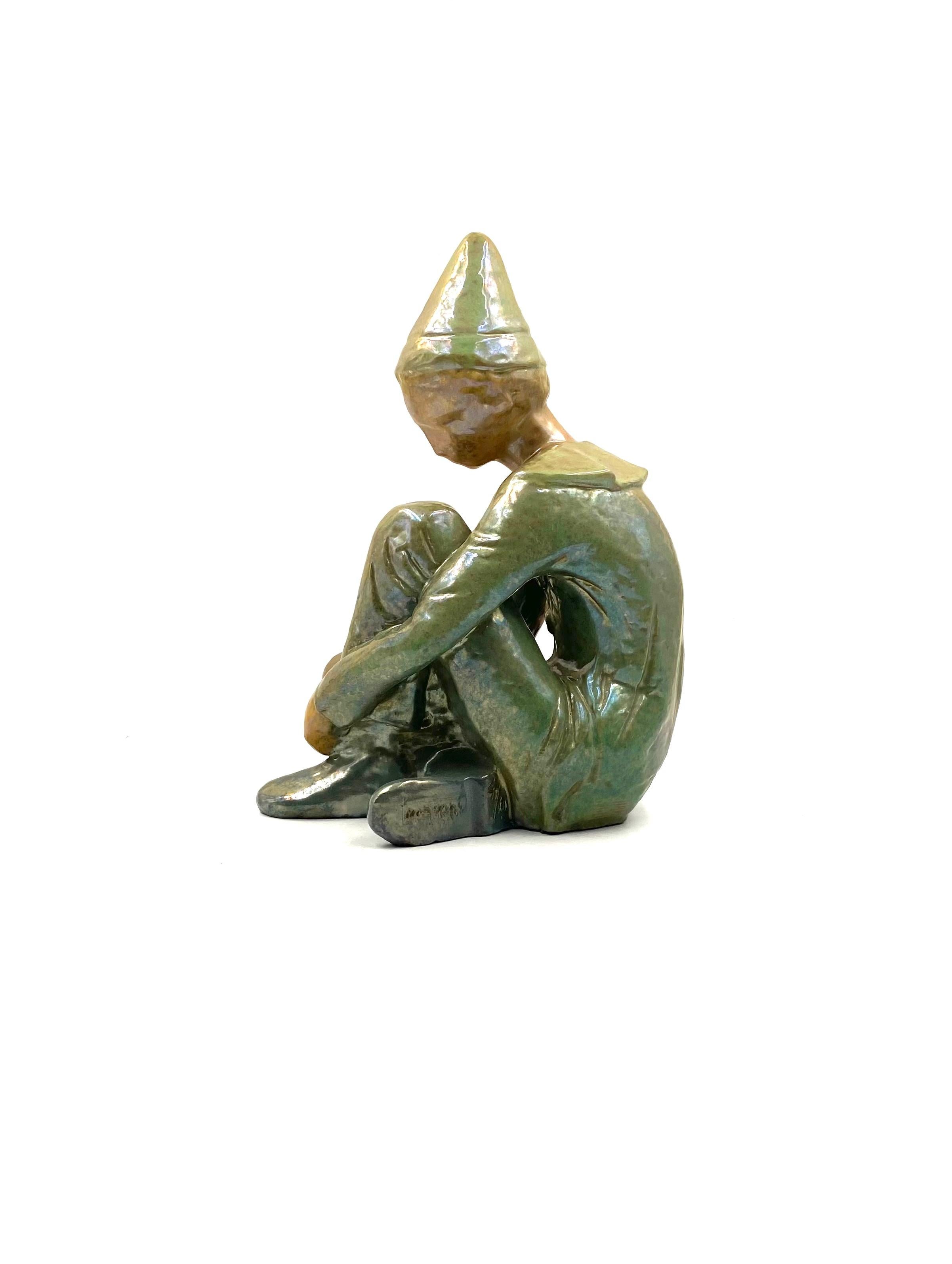 Céramique Figurine verte en céramique représentant un garçon assis, Giordano Tronconi, Faenza Italie, années 1950 en vente