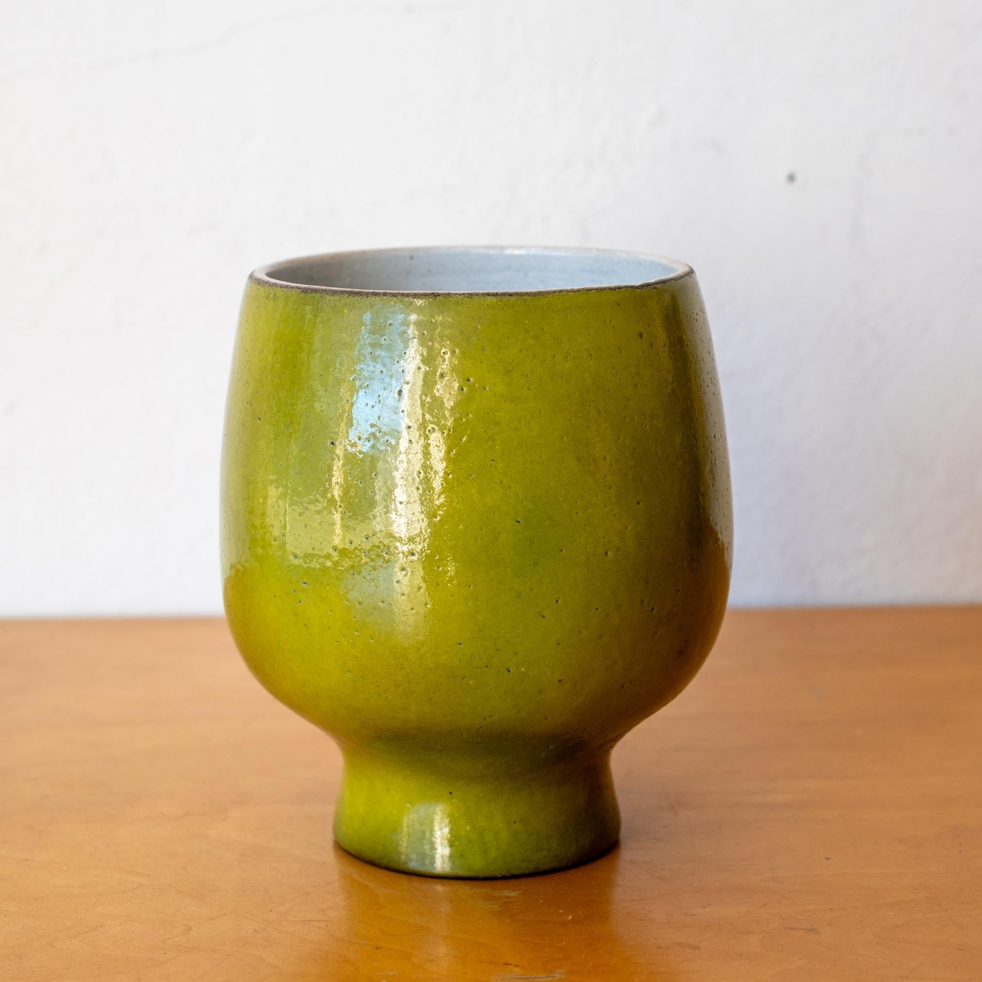 Vaso in ceramica di Jacques e Dani Ruelland. Smalto verde vibrante e bianco all'interno. Firma incisa sotto la base, Ruelland.
Francia, anni '60

Condizioni eccellenti, senza danni o riparazioni.