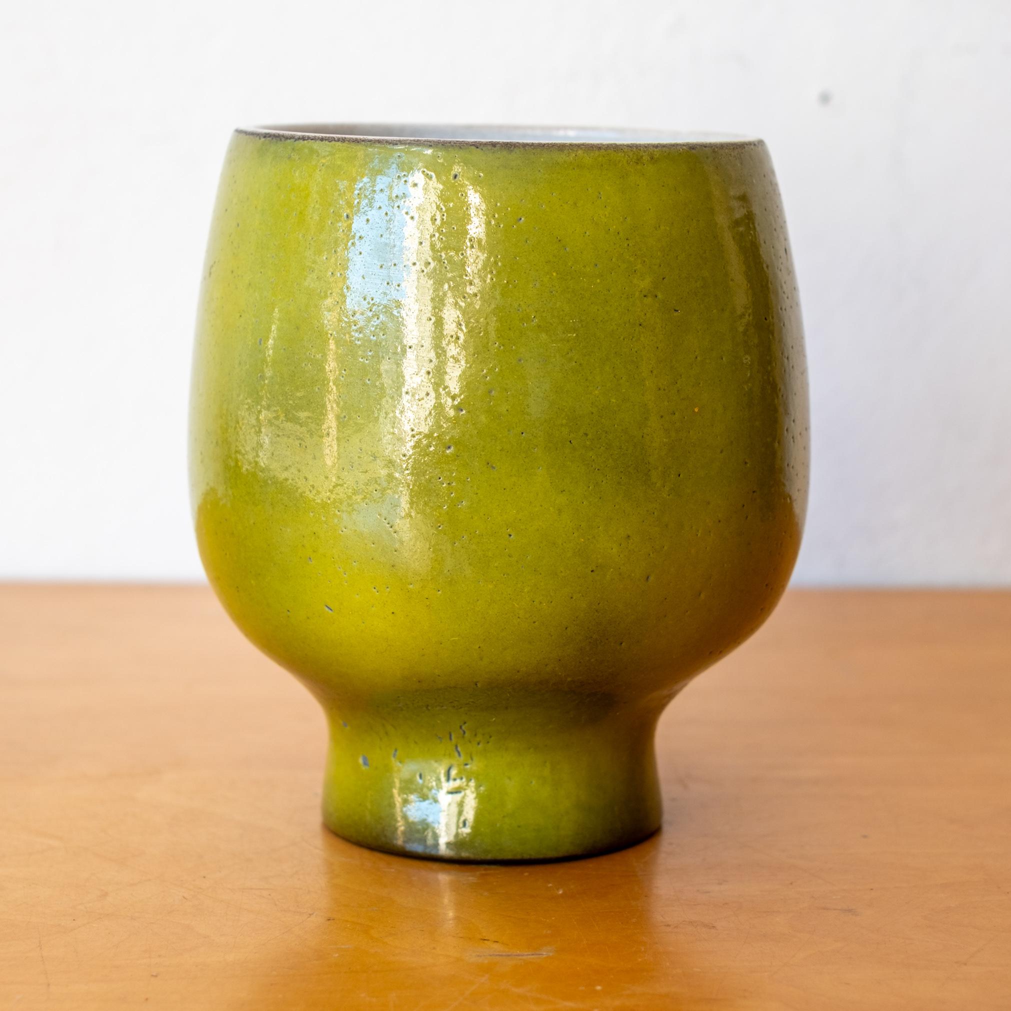 Vaso verde in ceramica di Jacques and Dani Ruelland Francia 1960s In condizioni buone in vendita a San Diego, CA