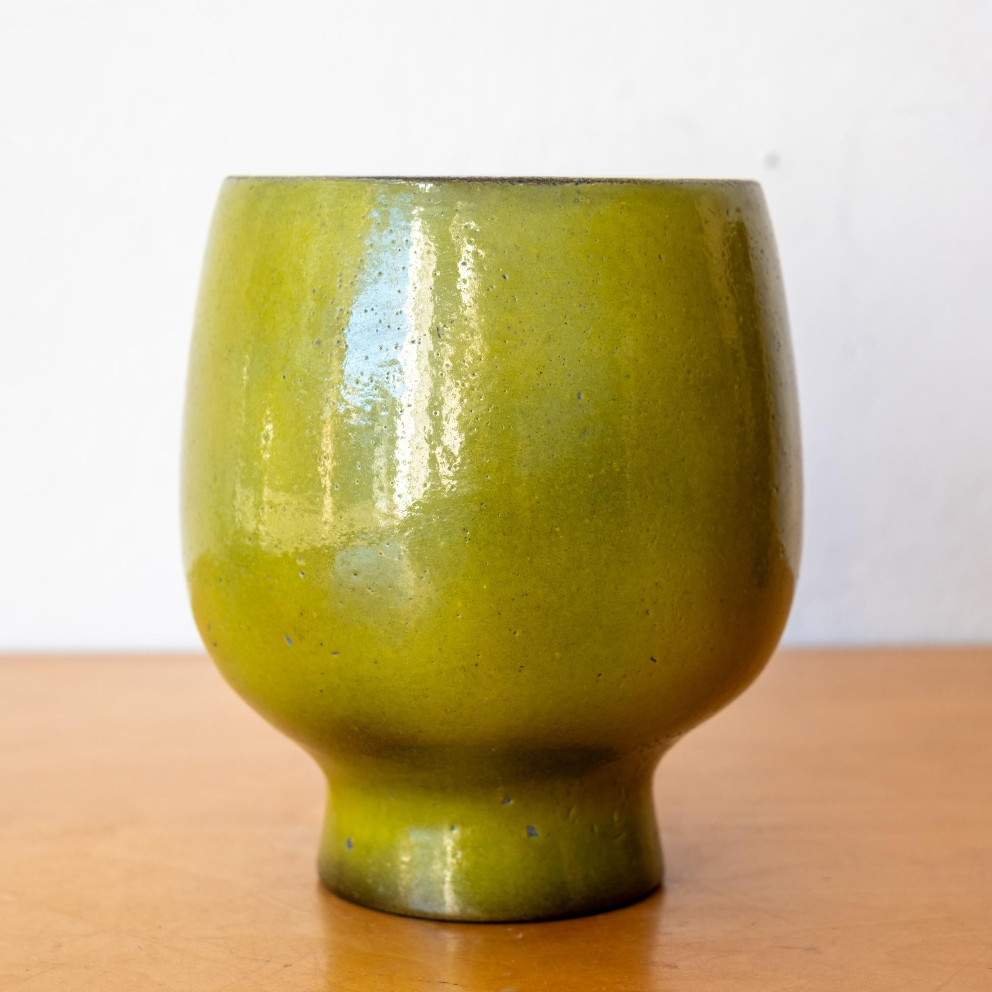 Metà XX secolo Vaso verde in ceramica di Jacques and Dani Ruelland Francia 1960s in vendita
