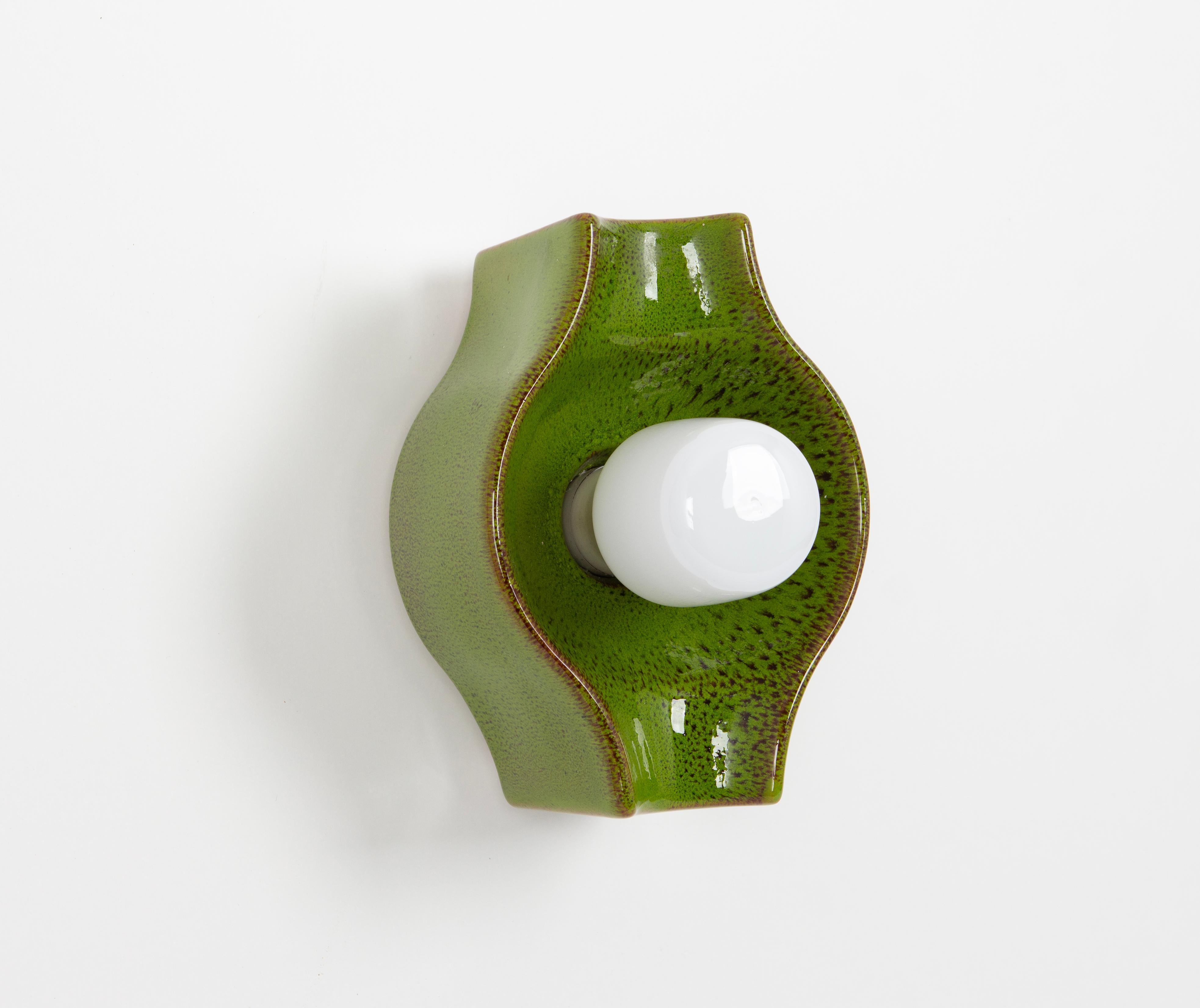 Grüne Keramik-Wandleuchte Sputnik, entworfen von Cari Zalloni Deutschland, 1970er Jahre

Schwere Qualität und in sehr gutem Zustand. Gereinigt, gut verkabelt und einsatzbereit. 

Die Leuchte benötigt 1 x E27 Standard-Glühbirne mit je 100W max.