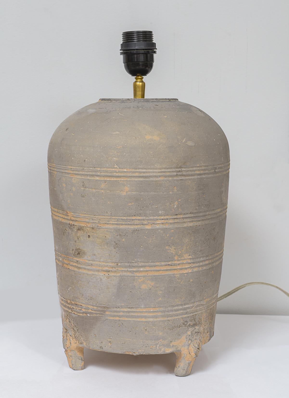 XVIIIe siècle et antérieur Lampe en céramique de la Dynasty en vente