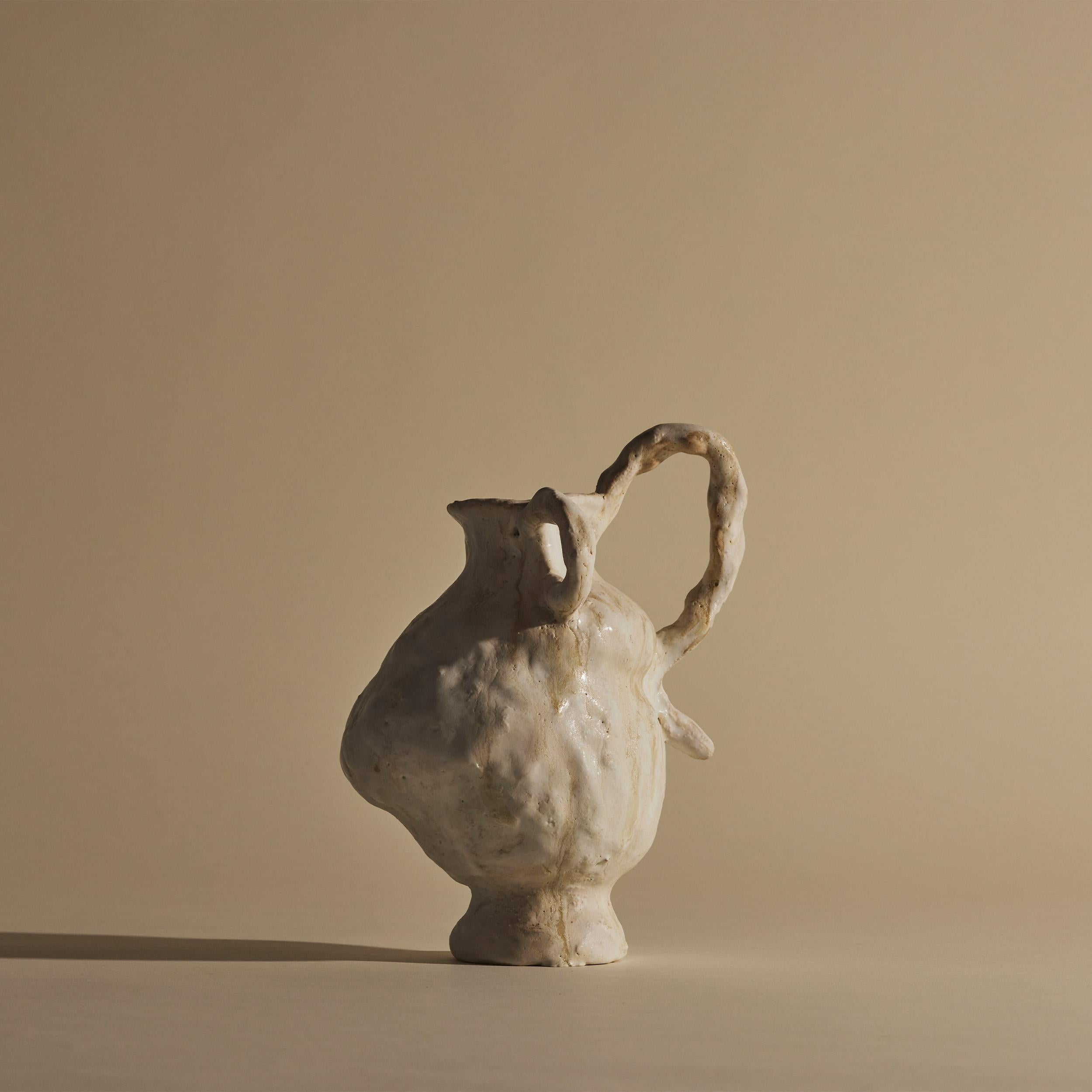 Realizzati a mano in gres e rifiniti con uno smalto alabastro cremoso, i vasi Alabaster Ballet sono stati creati con manici espressivi e asimmetrici che raccontano storie leggiadre e ballistiche. Ogni pezzo è stato scolpito per portare l'arte del