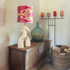 Lámpara de sobremesa única de cerámica hecha a mano de estilo orgánico por Studio Wild Orange