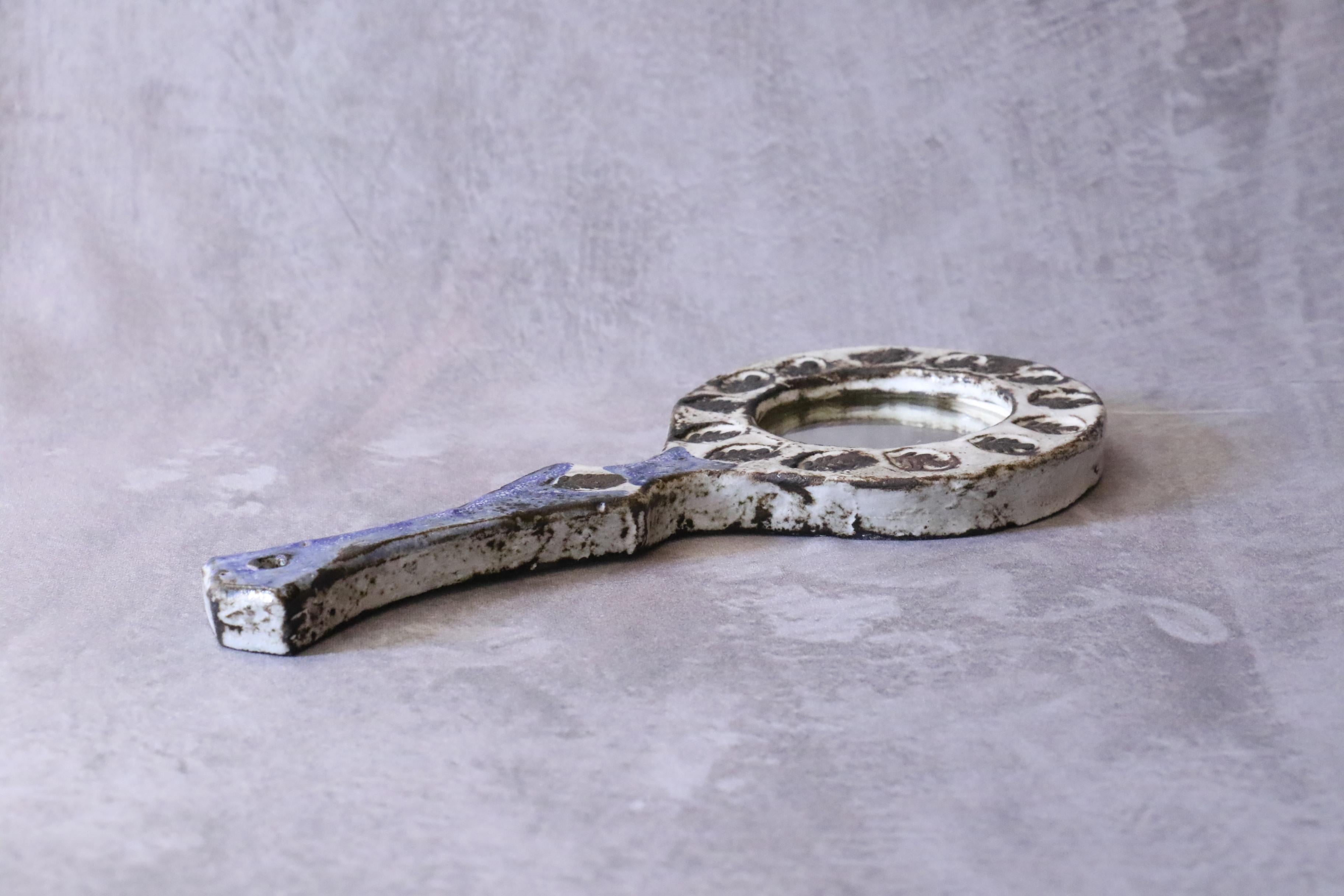 Specchio a mano in ceramica di Boris Kassianoff del 1960 circa Ceramica francese di metà secolo

Bellissimo specchio a mano in terracotta smaltata. Lo smalto bianco brillante contrasta con la terracotta nera che mette in risalto i motivi incisi. 
Le