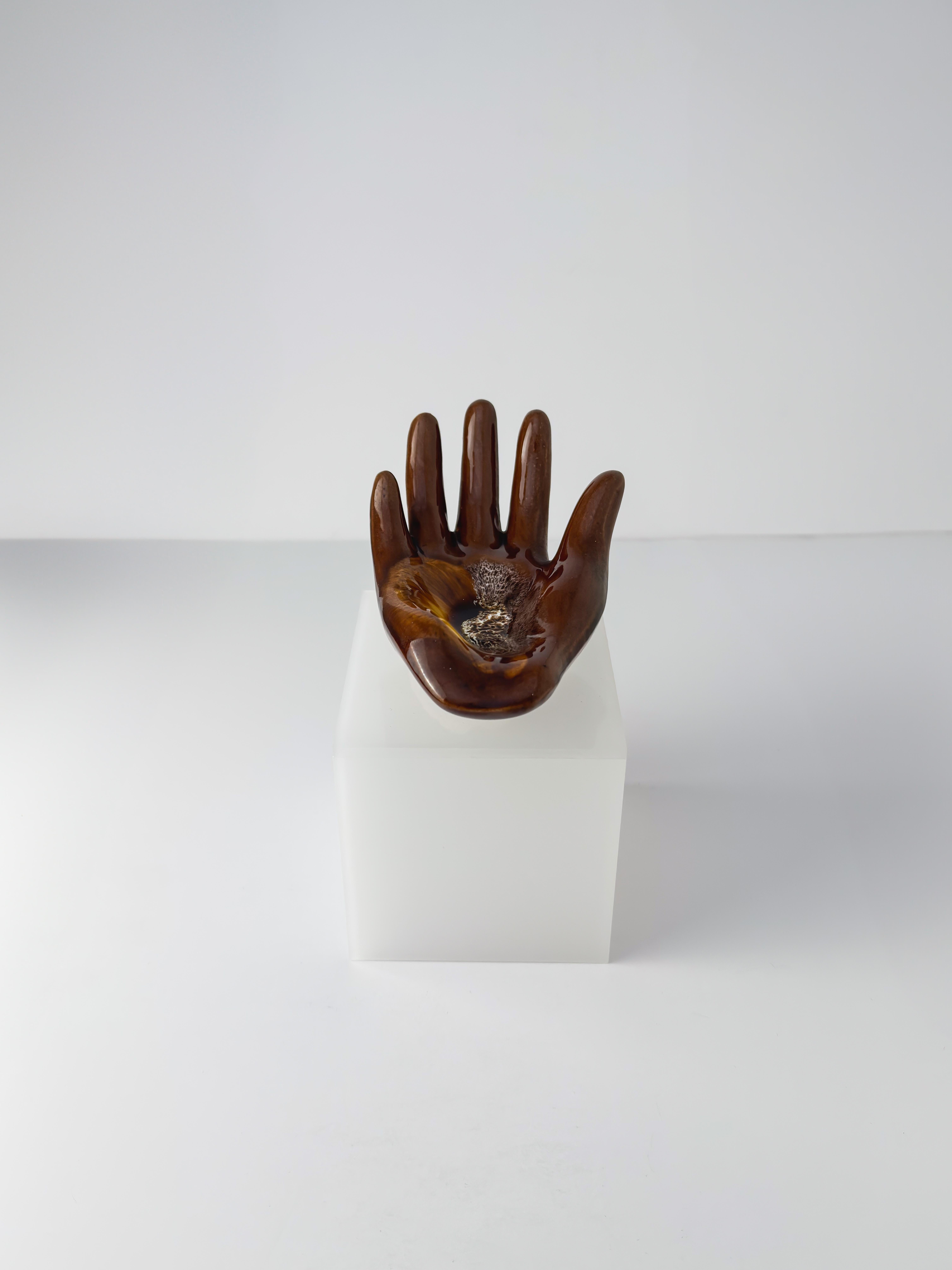 Plato de cerámica en forma de mano de Vallauris, vidriado marrón y ámbar, Francia, c. 1960 Al fuego en venta