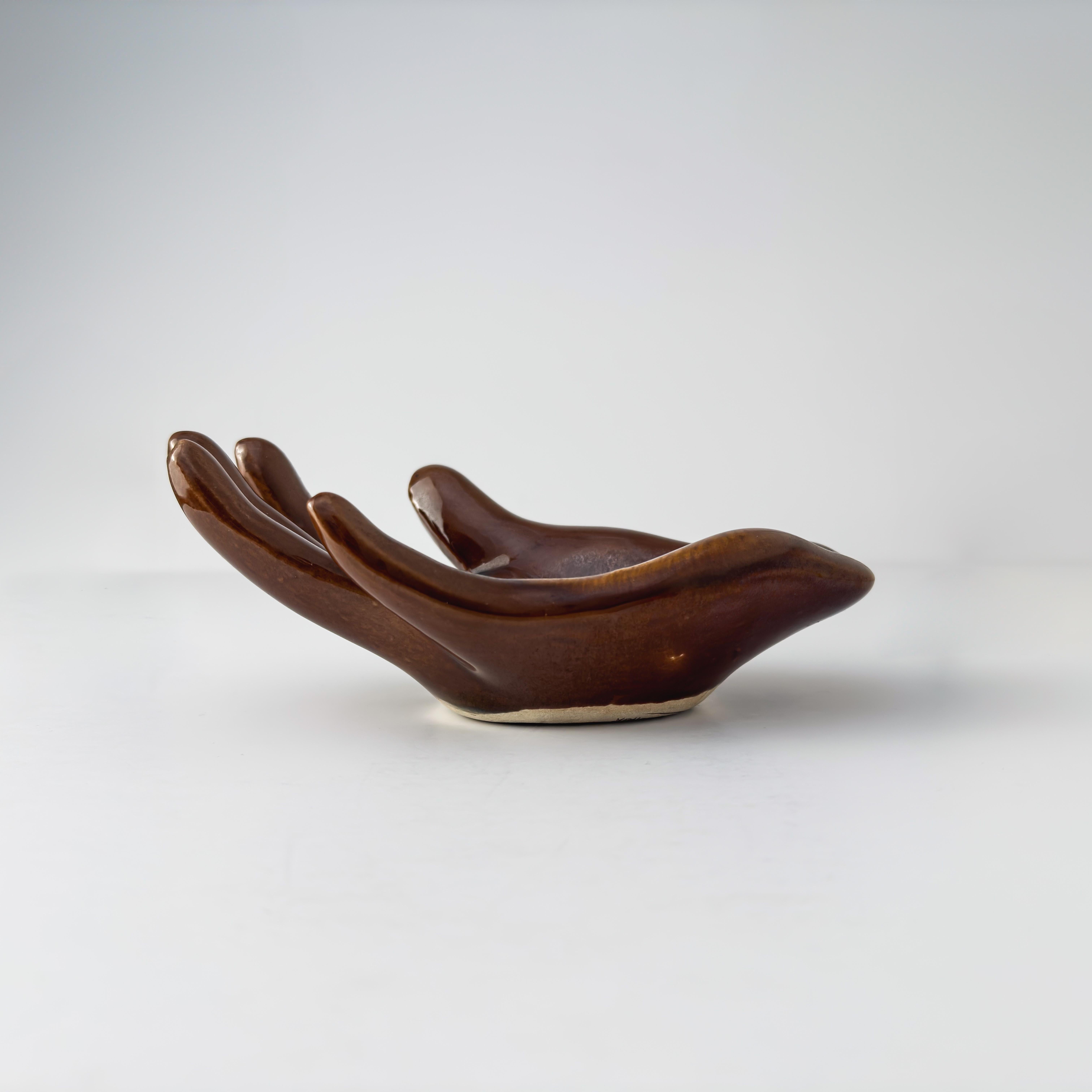 Plato de cerámica en forma de mano de Vallauris, vidriado marrón y ámbar, Francia, c. 1960 en Bueno estado para la venta en Glasgow, GB