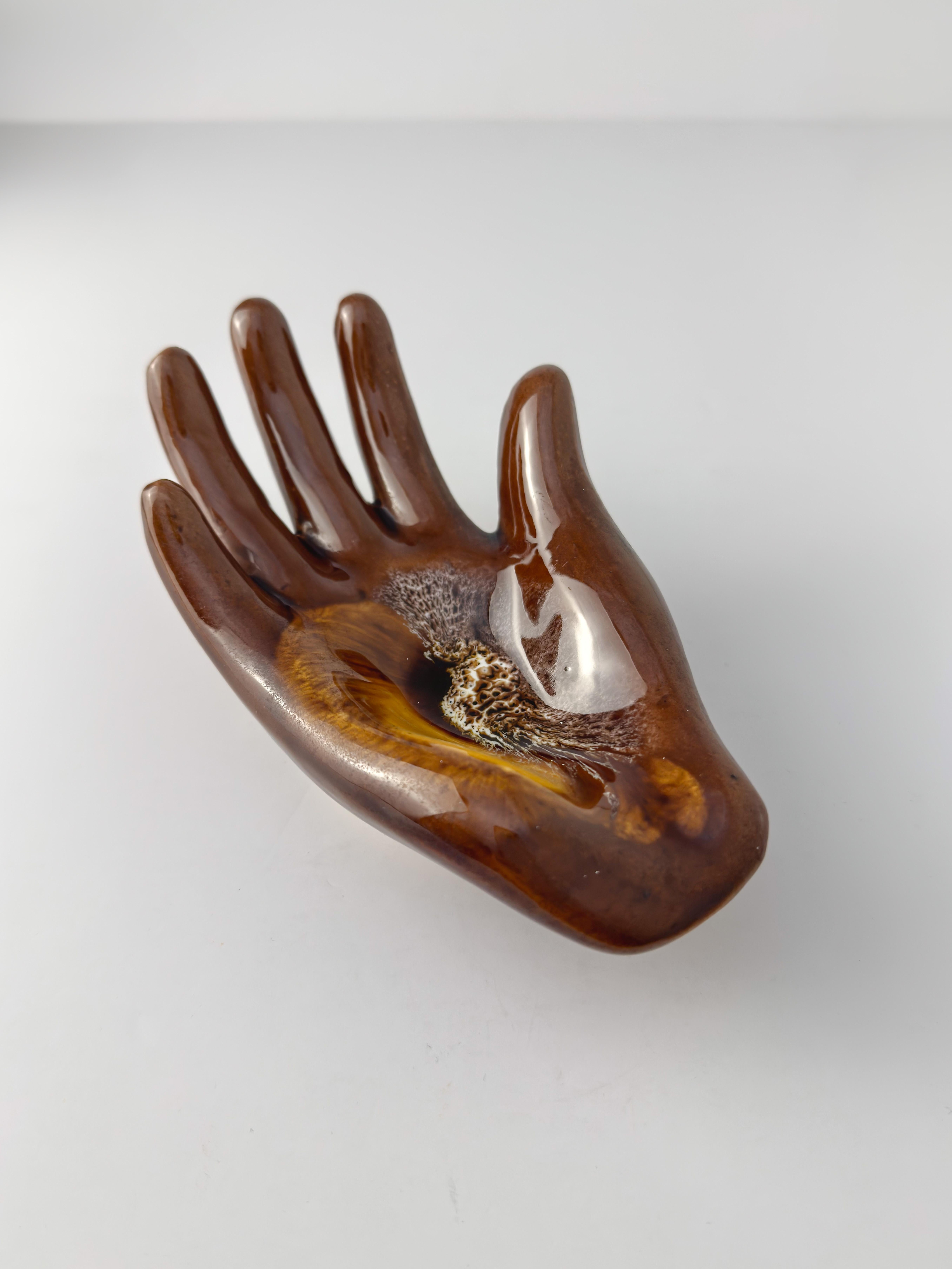 Plato de cerámica en forma de mano de Vallauris, vidriado marrón y ámbar, Francia, c. 1960 siglo XX en venta