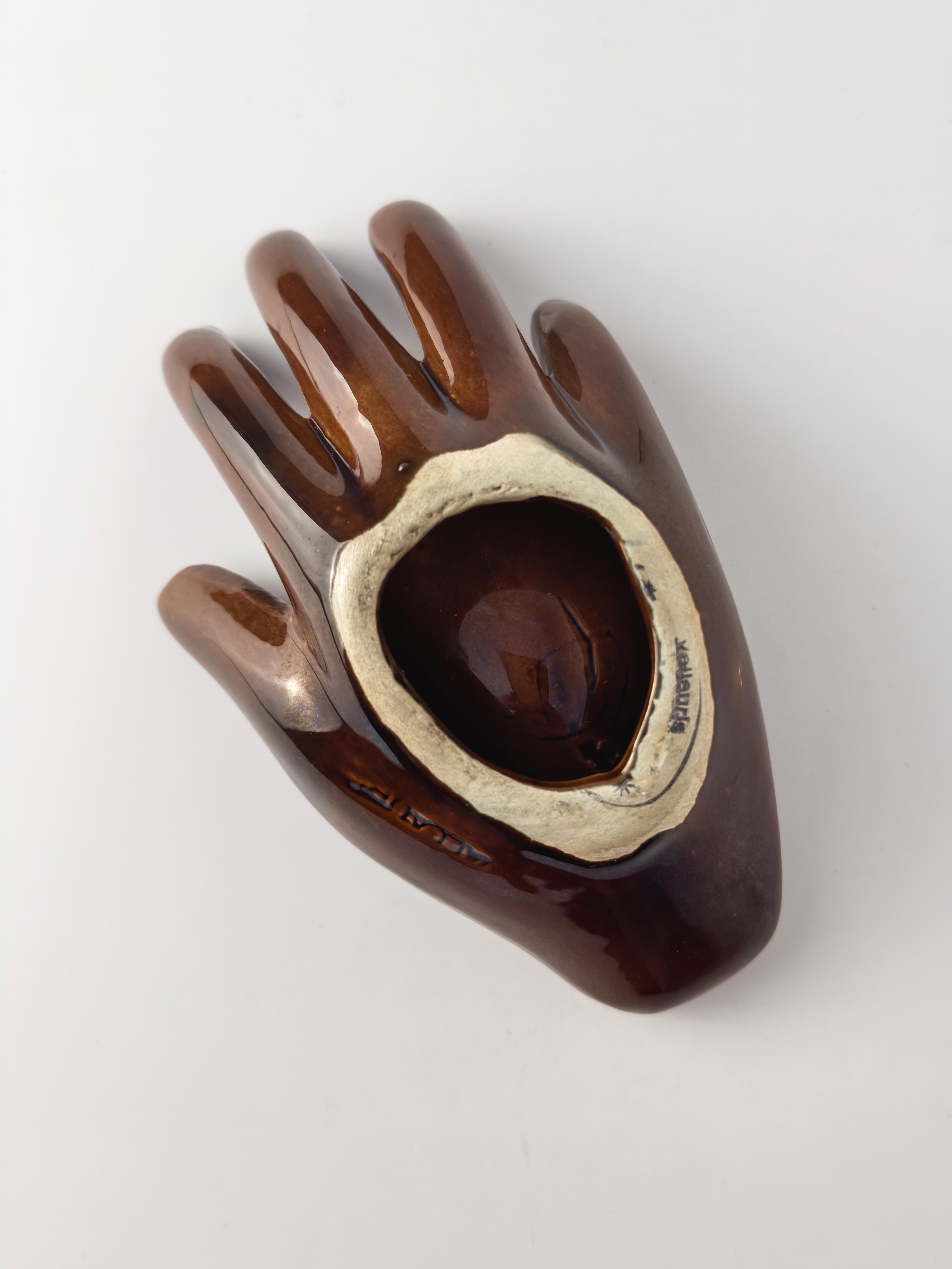 Plato de cerámica en forma de mano de Vallauris, vidriado marrón y ámbar, Francia, c. 1960 Cerámico en venta