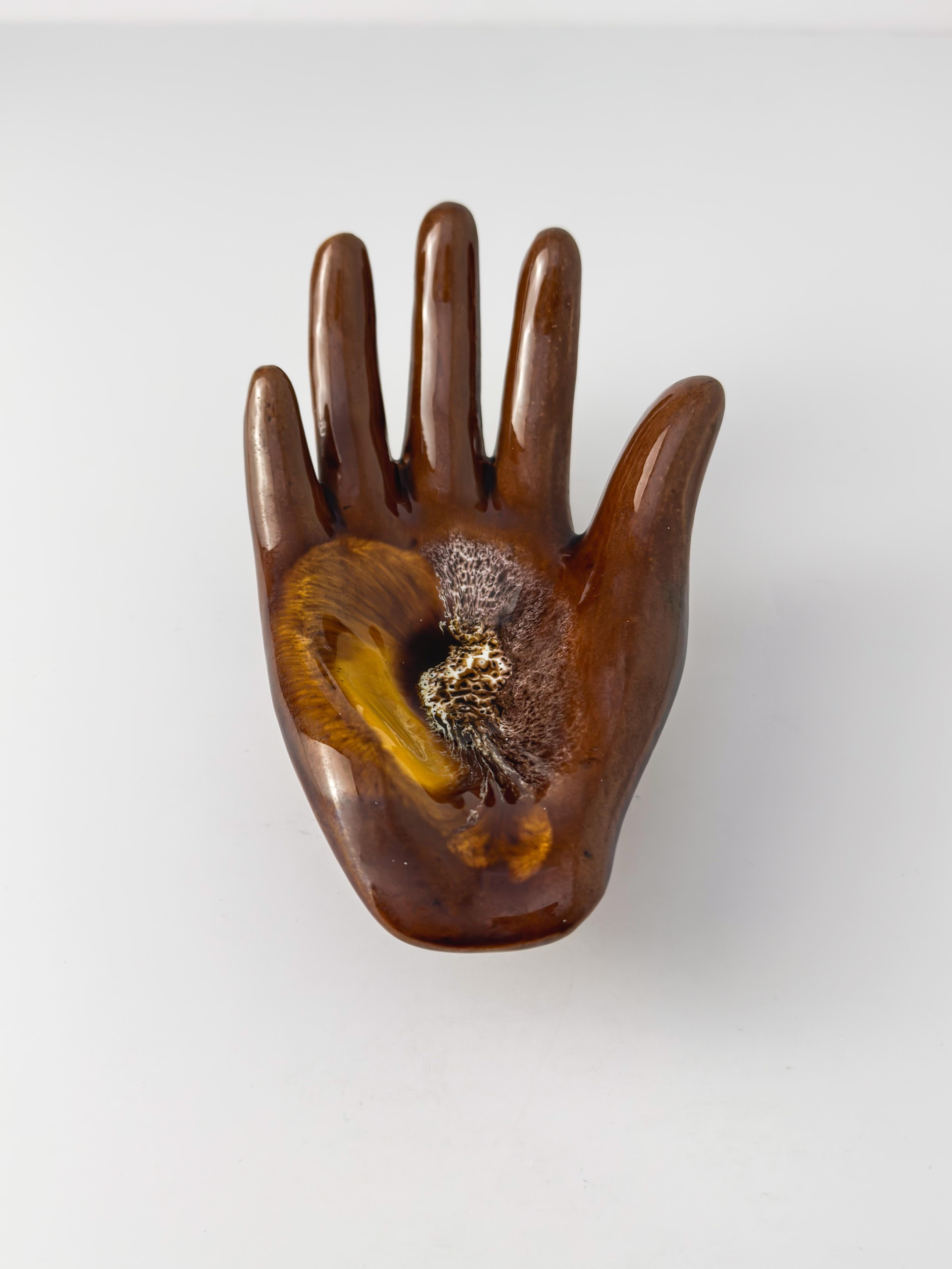 Plato de cerámica en forma de mano de Vallauris, vidriado marrón y ámbar, Francia, c. 1960 en venta 1