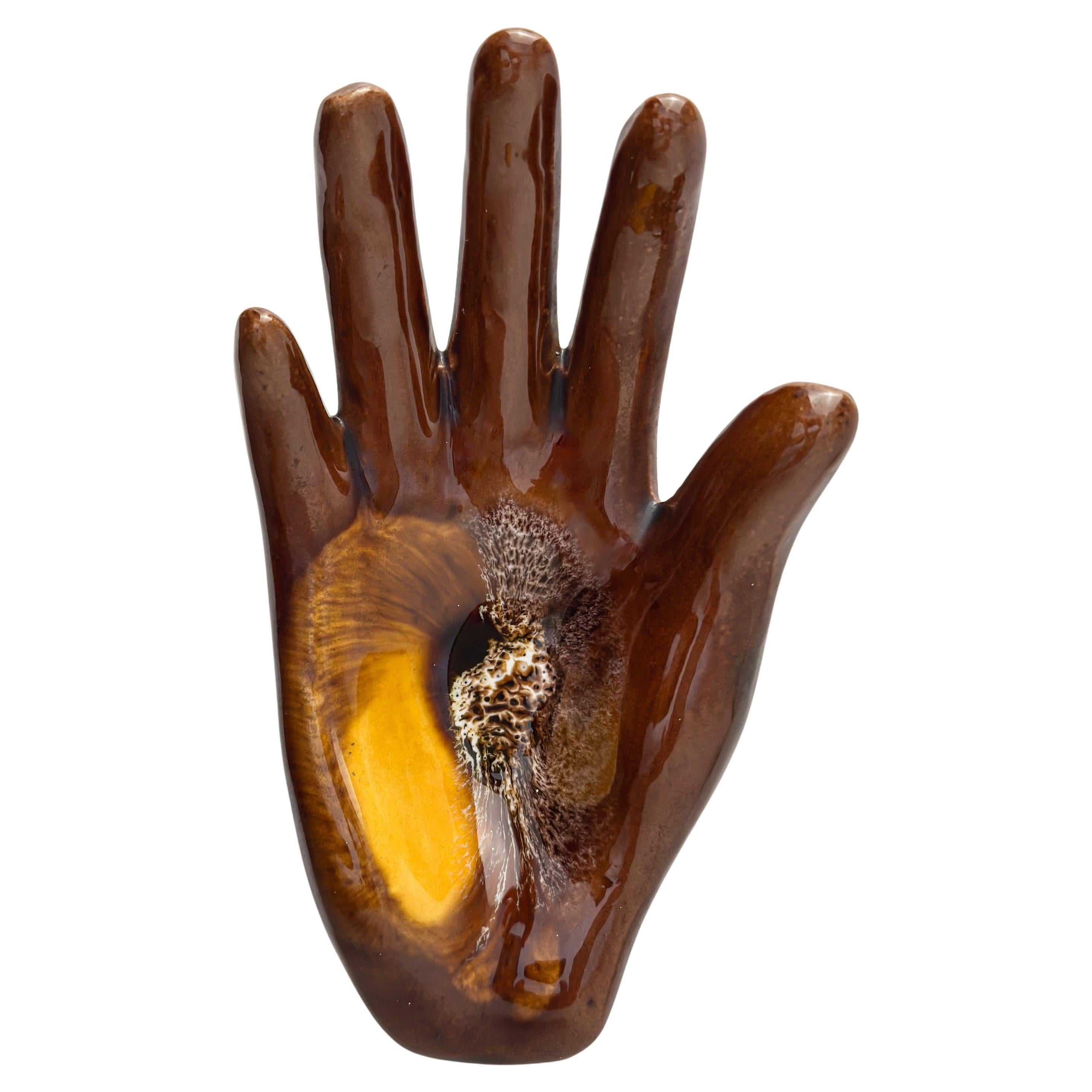 Este plato de cerámica moderna de mediados de siglo, procedente de Vallauris (Francia), es un refinado ejemplo de la cerámica de estudio francesa de los años sesenta, elaborado con la forma estilizada de una mano humana. 

Diseñado como vide-poche