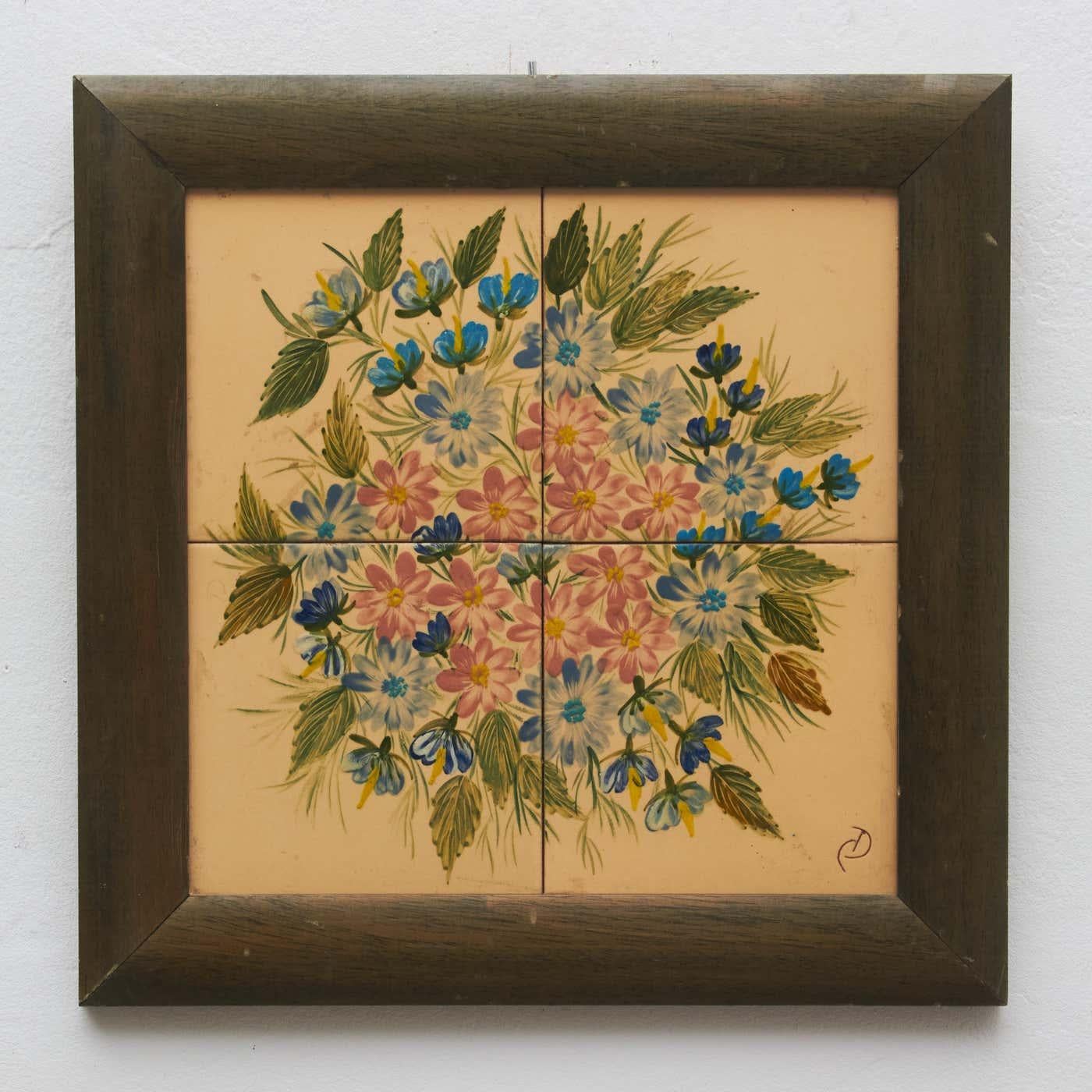 Obra de cerámica pintada a mano con flores por el artista catalán Díaz Costa, hacia 1960.
Enmarcado. Firmado.

En su estado original, con pequeños desgastes propios de la edad y el uso, conserva una hermosa pátina.