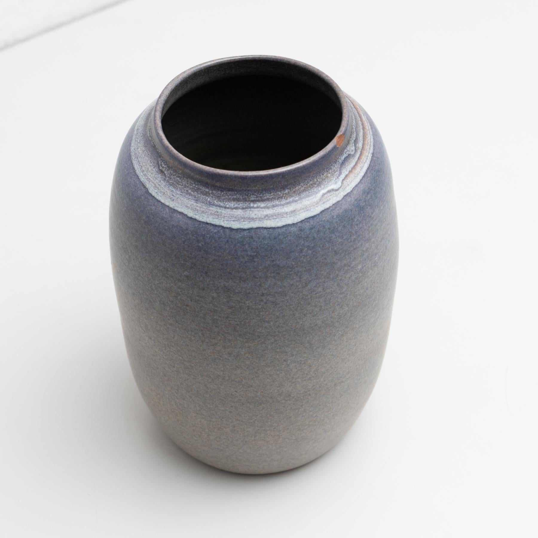 Jarrón de cerámica azul pintado a mano, hacia 1960 en venta 5