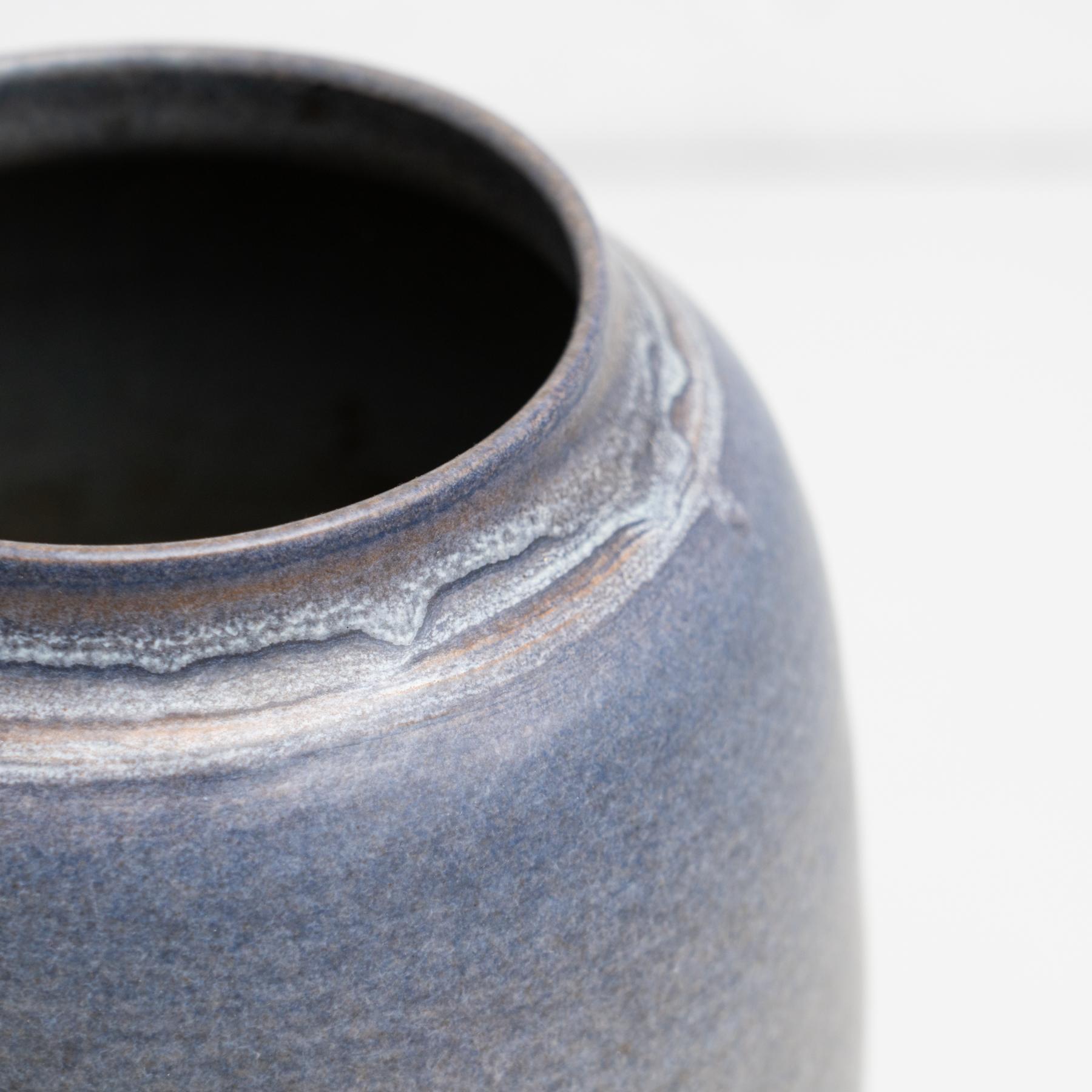 Jarrón de cerámica azul pintado a mano, hacia 1960 Cerámico en venta