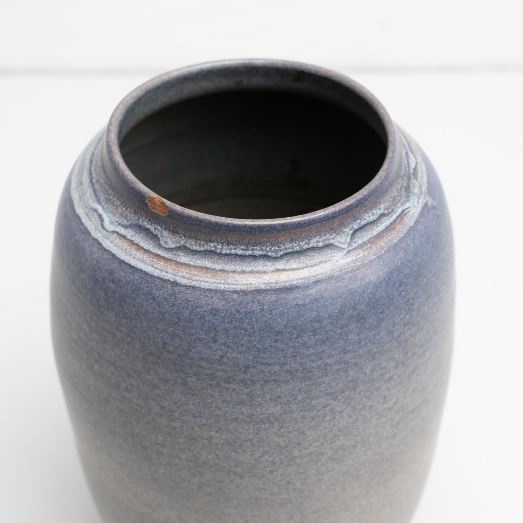 Vase bleu en céramique peint à la main, vers 1960 en vente 1