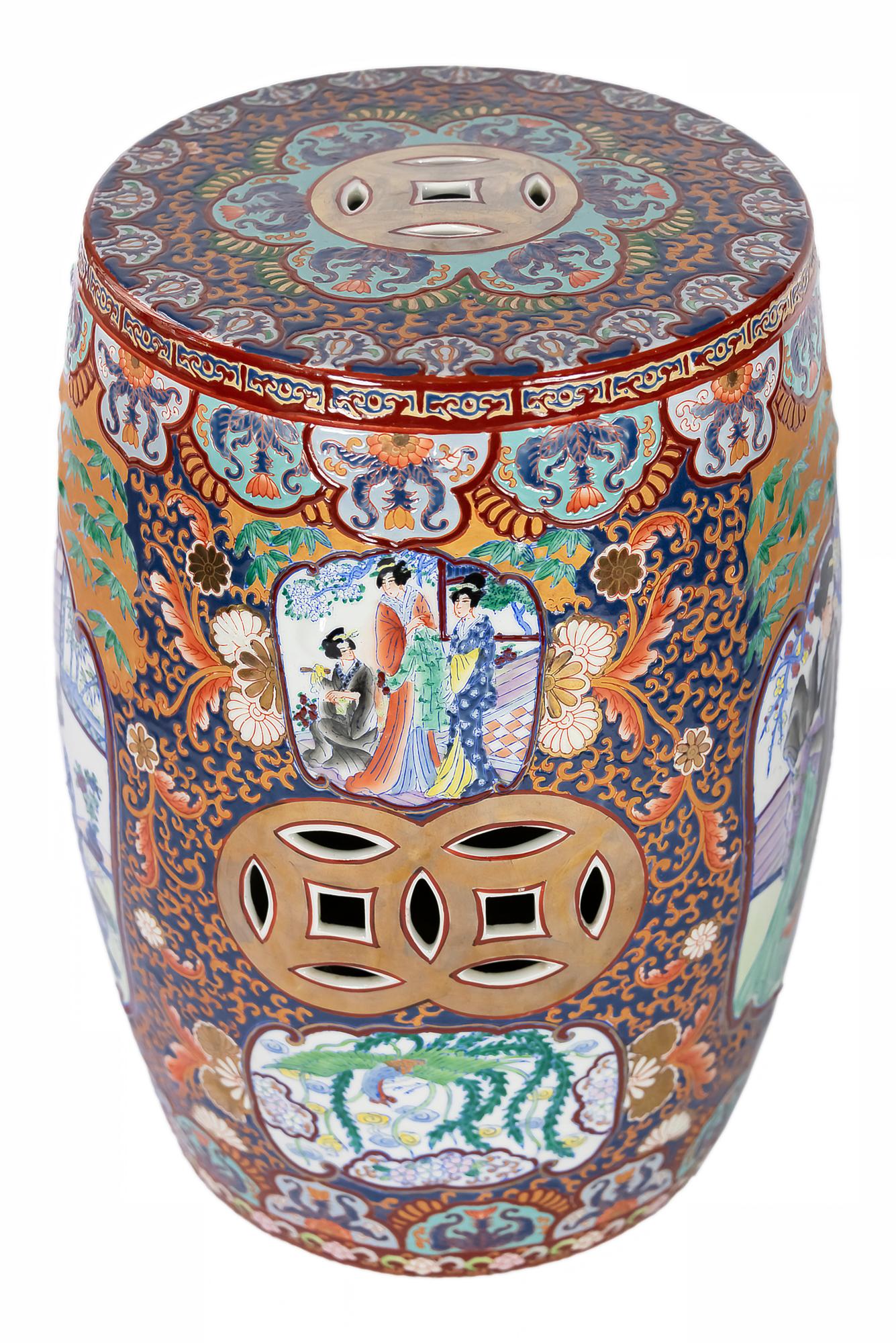 Chinesischer Keramik-Gartenhocker mit durchbrochenen Details und umlaufender Dekoration der floralen Elemente und Damenszenen.

