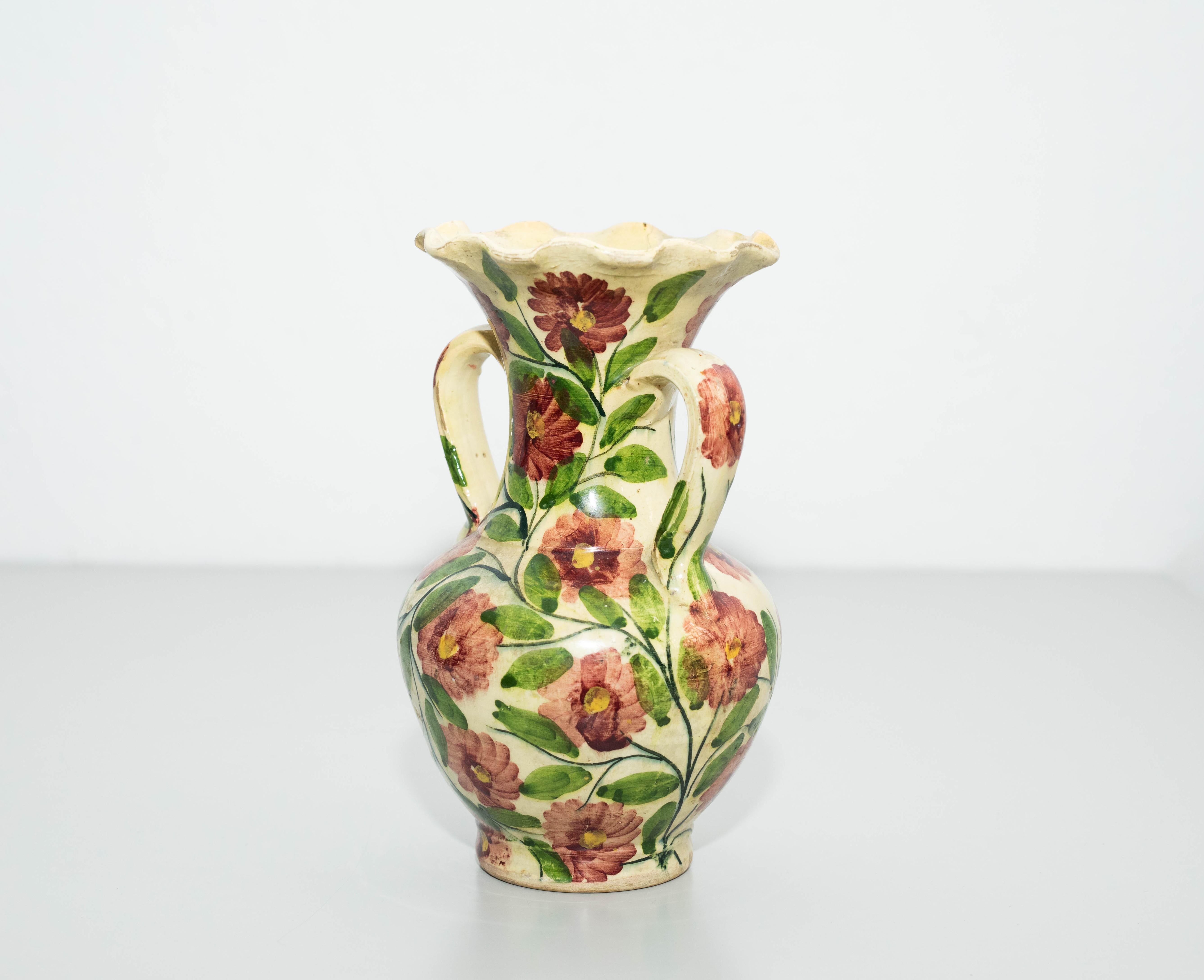Jarrón de cerámica con flores pintado a mano, hacia 1960.  Añade un toque de elegancia a tu espacio con este encantador jarrón de cerámica floral pintado a mano, de hacia 1960. El intrincado y delicado diseño floral aporta una sensación de belleza