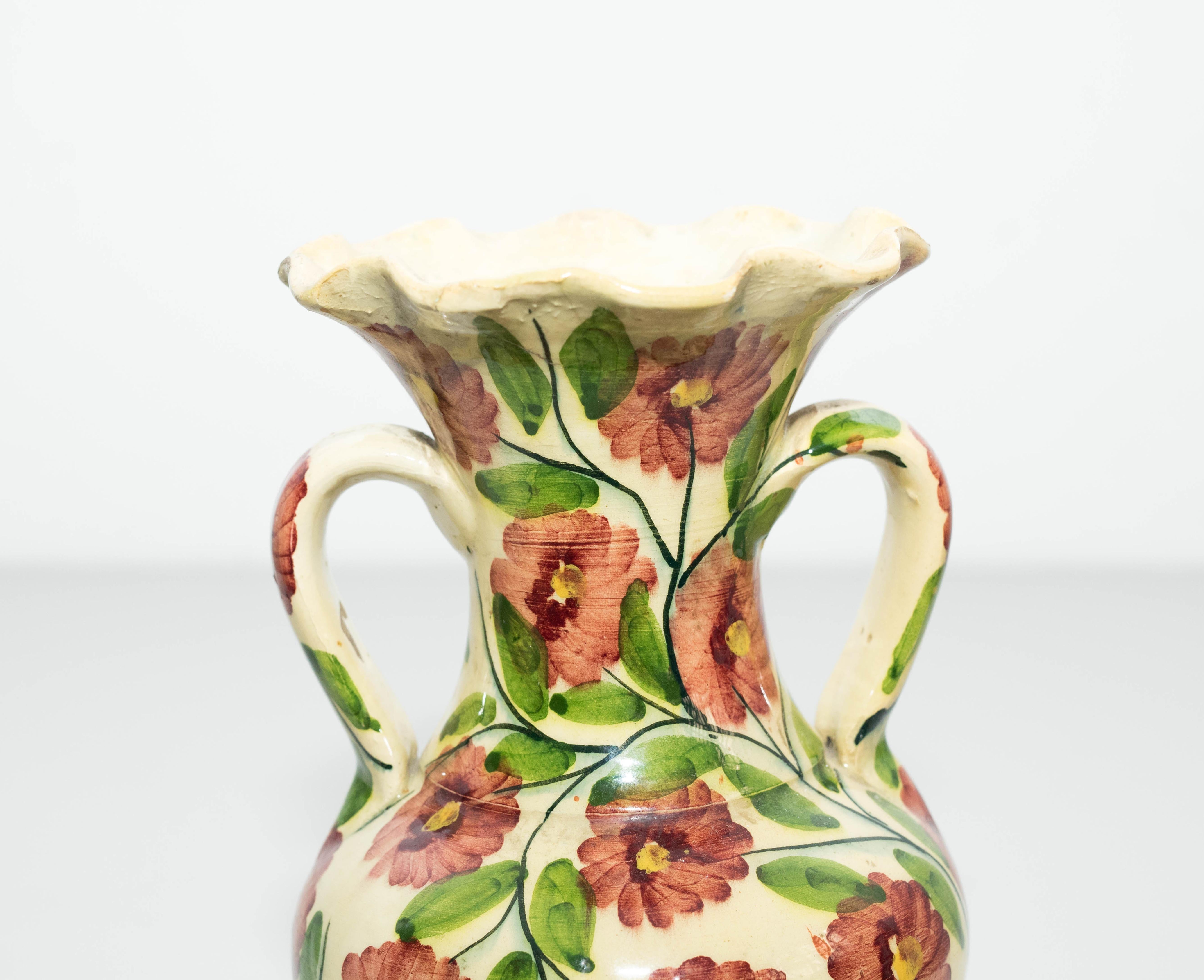 Jarrón de cerámica con flores pintado a mano, hacia 1960 en Bueno estado para la venta en Barcelona, ES