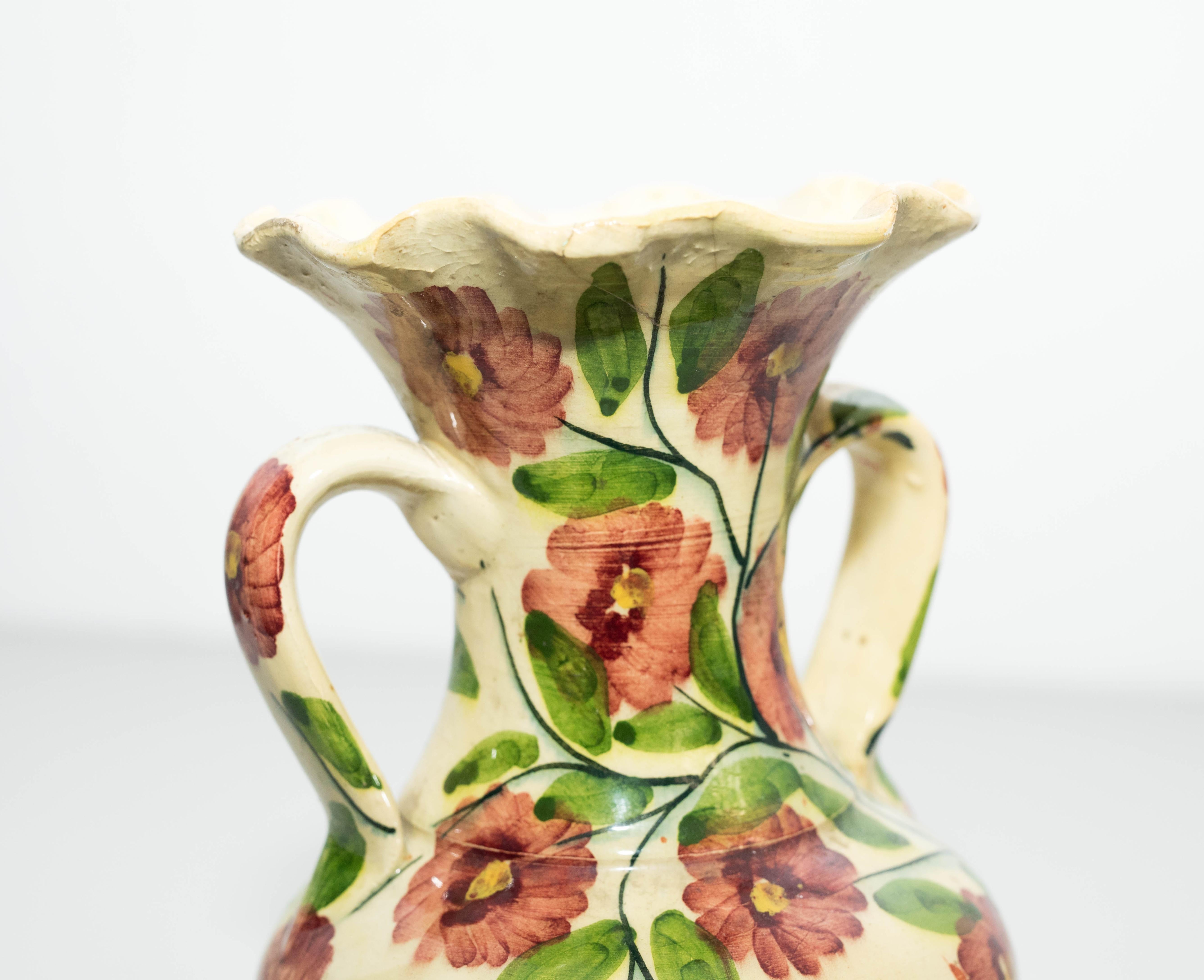 Jarrón de cerámica con flores pintado a mano, hacia 1960 Cerámico en venta