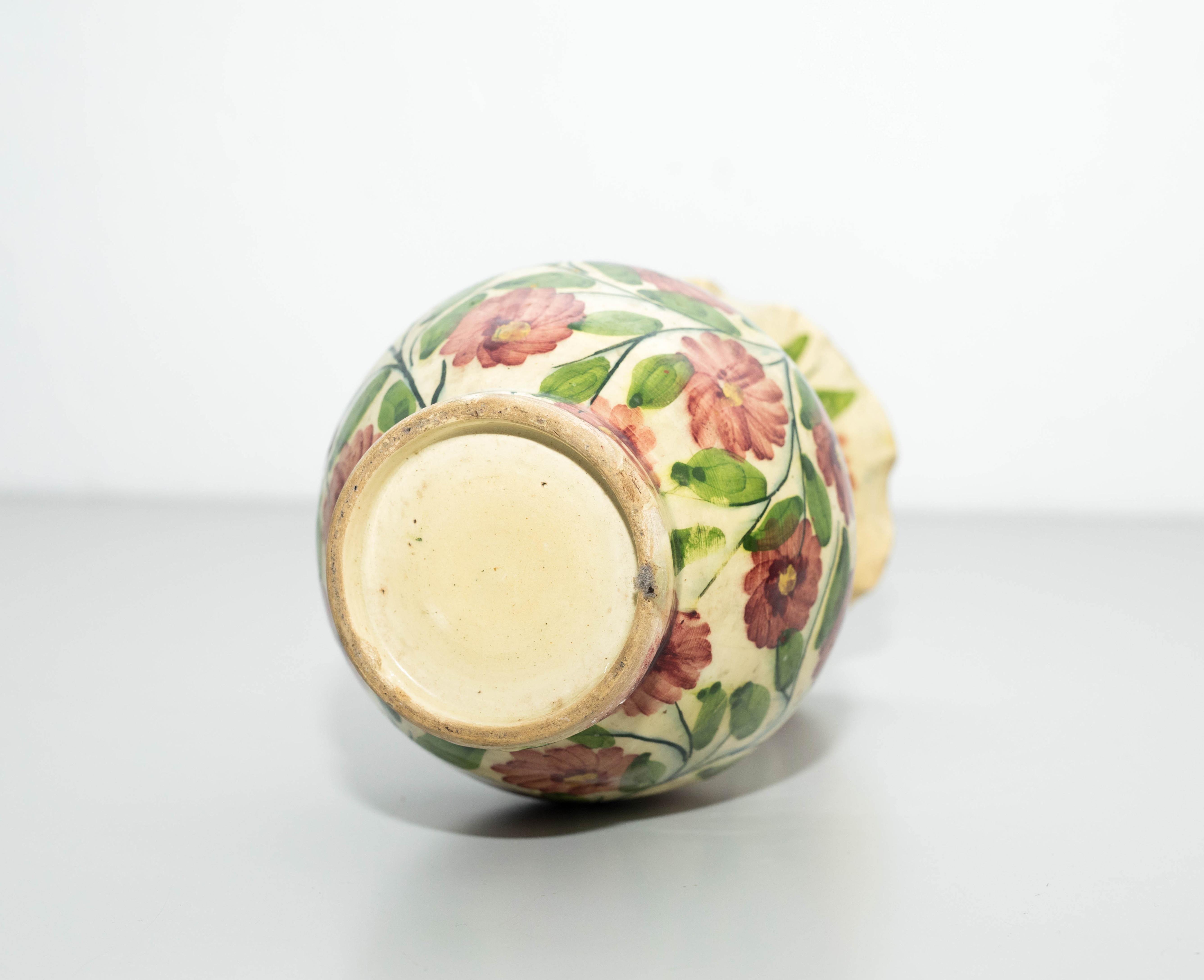 Jarrón de cerámica con flores pintado a mano, hacia 1960 en venta 2