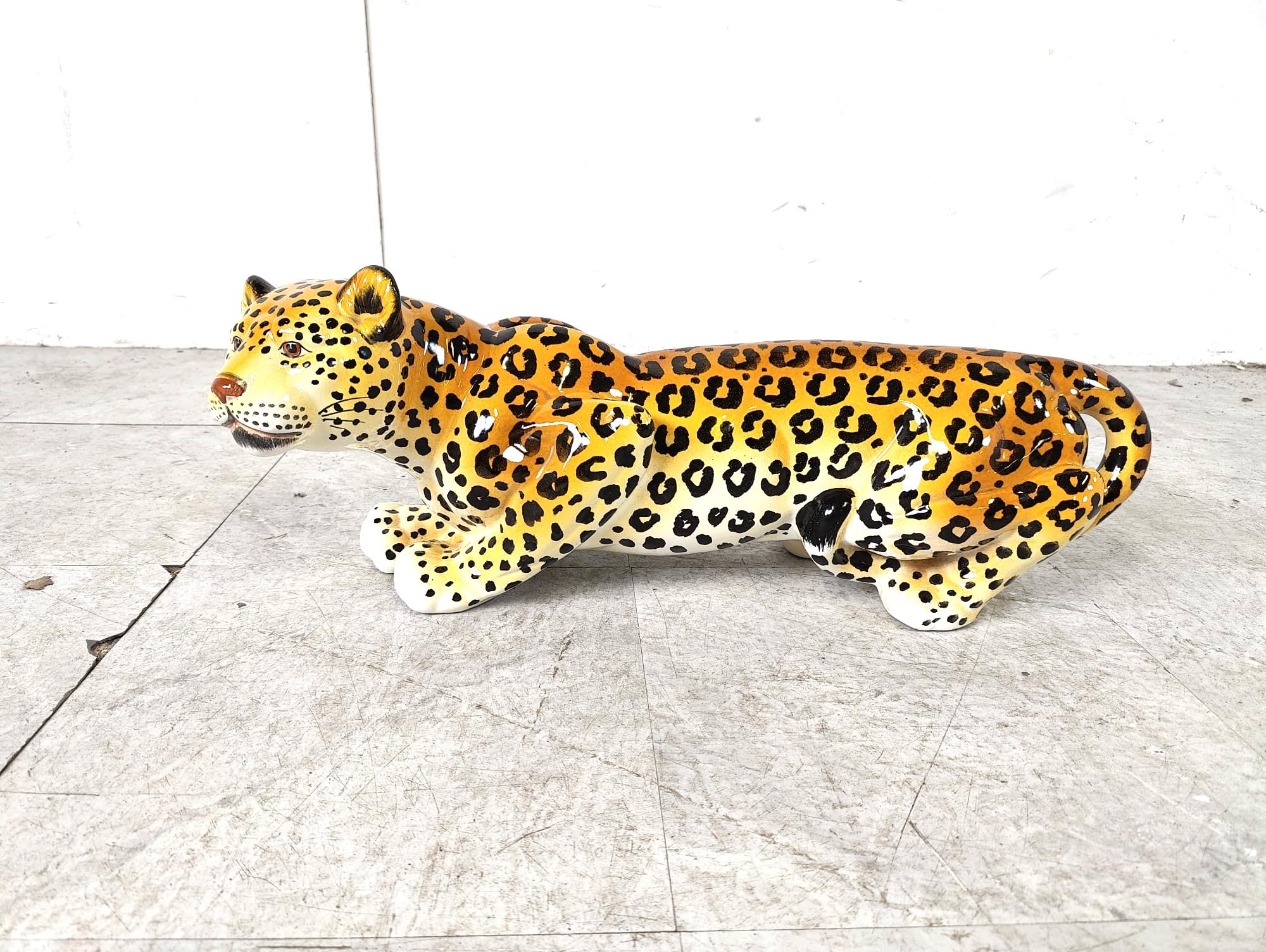 Preciosa figura de leopardo de cerámica pintada a mano y fabricada en Italia.

Años 60 - Italia

Buen estado, pequeño desconchón en la cola.

Dimensiones: 
Altura: 21 cm
Anchura: 57 cm
Profundidad: 20 cm

Ref.: 122121