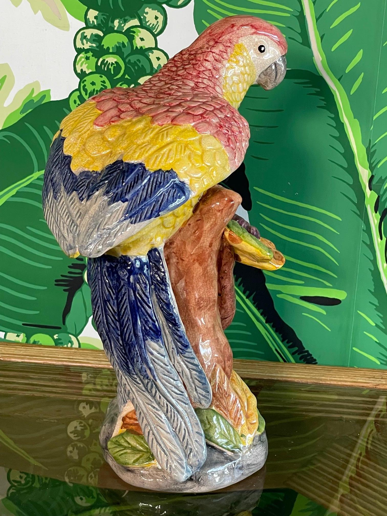 Handbemalte Papagei-Figur aus Keramik (Hollywood Regency) im Angebot