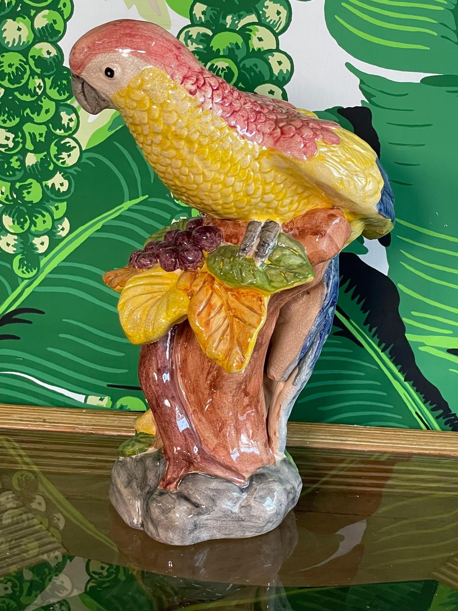 Handbemalte Papagei-Figur aus Keramik (20. Jahrhundert) im Angebot