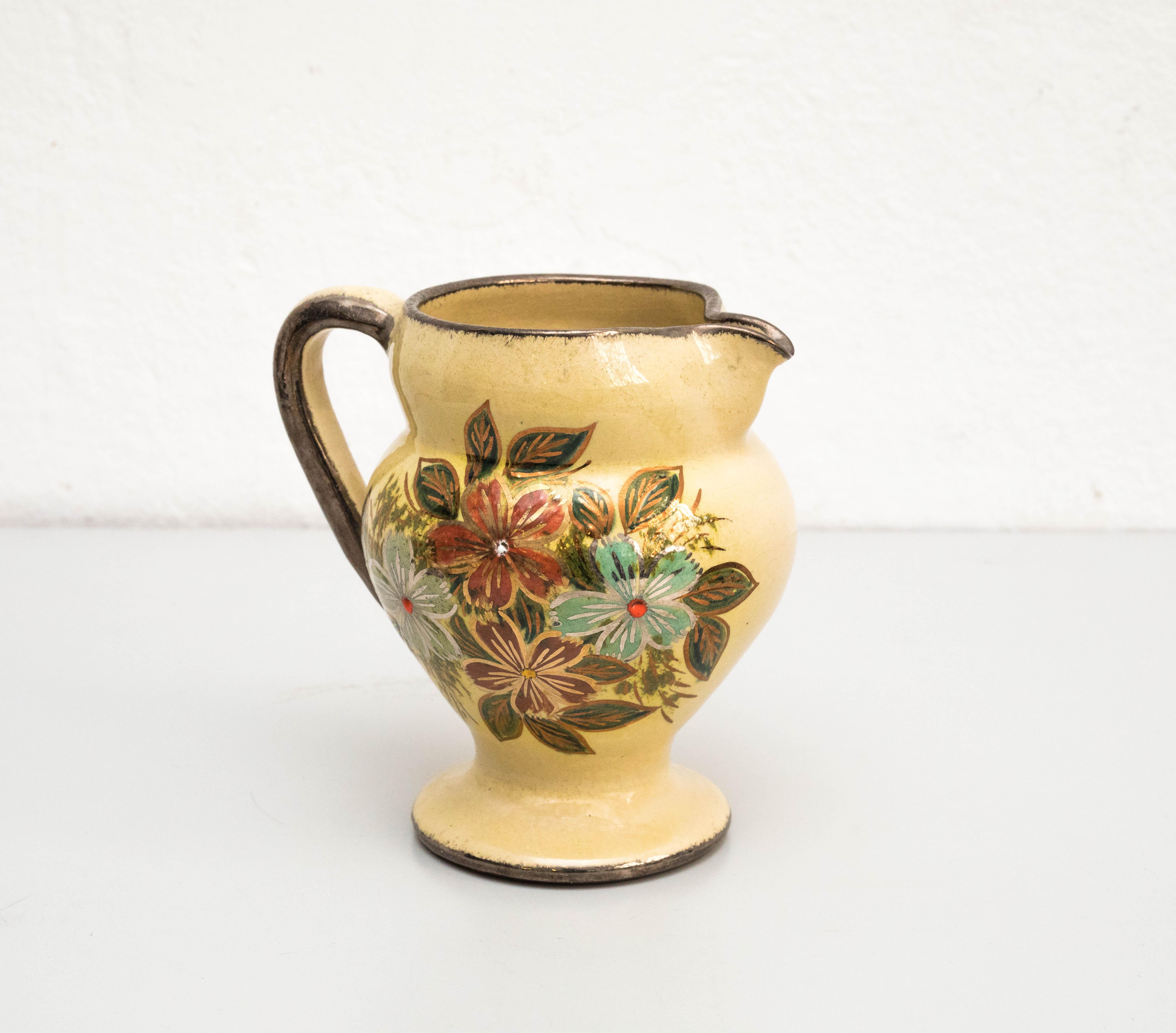 Vase en céramique peint à la main par l'artiste catalan Diaz Costa, vers 1960.
Fabriqué en Espagne.
Signé.

En état original, avec une usure mineure correspondant à l'âge et à l'utilisation, préservant une belle patine.